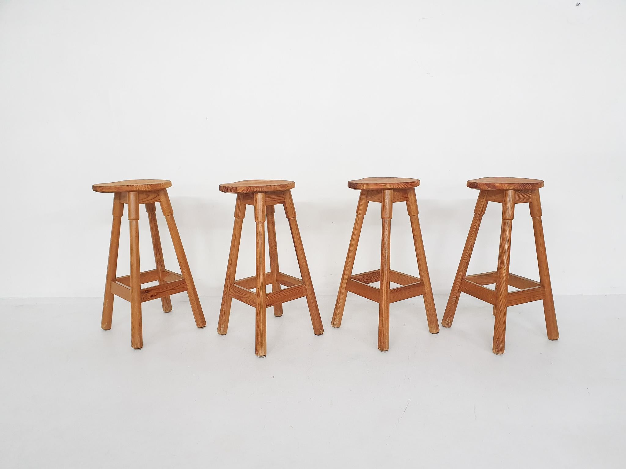 Tabourets de bar modernes scandinaves en bois de pin, années 1970 État moyen - En vente à Amsterdam, NL