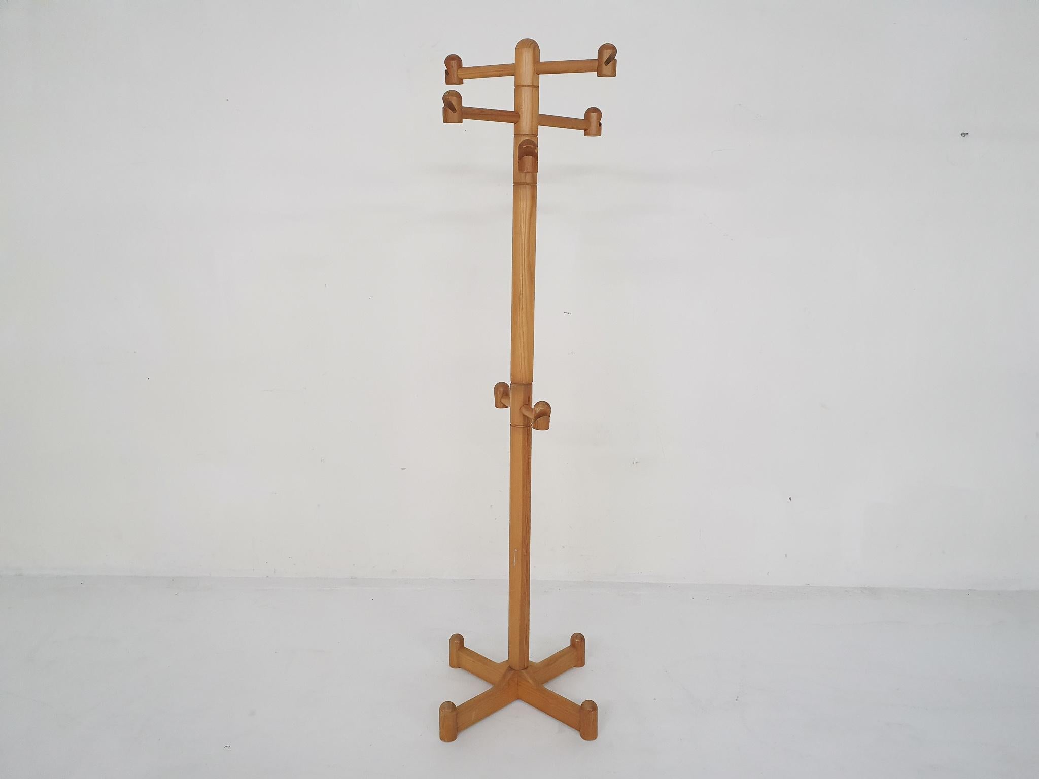 Free standing coatrack in pinewood with eight hooks to hang your coat.
The rack can be disassembled