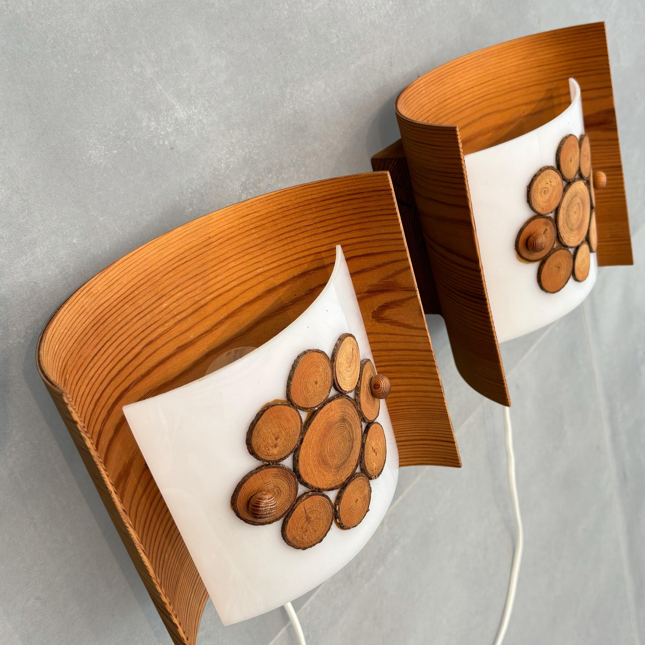 Scandinavian modern pinewood wall lamps, pine and acrylic, Sweden, 1970s In Good Condition For Sale In Forserum, SE