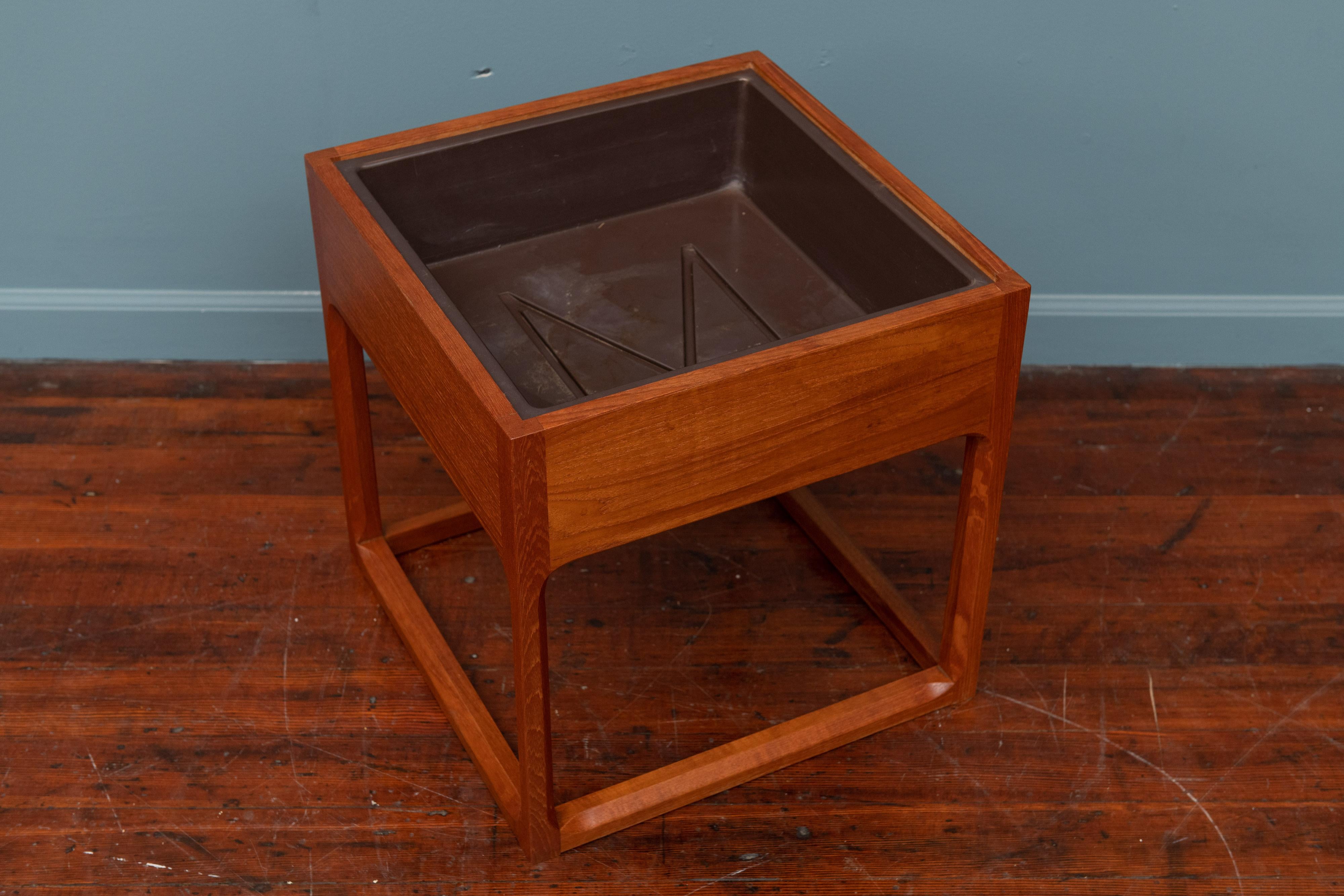 Scandinavian Modern cubic planter with chamfered legs, teak veneer and removable plastic liner. Designed by Aksel Kjersgaard and made in Denmark by Feldballes Mobelfabrik, circa 1960s. Newly refinished.
 