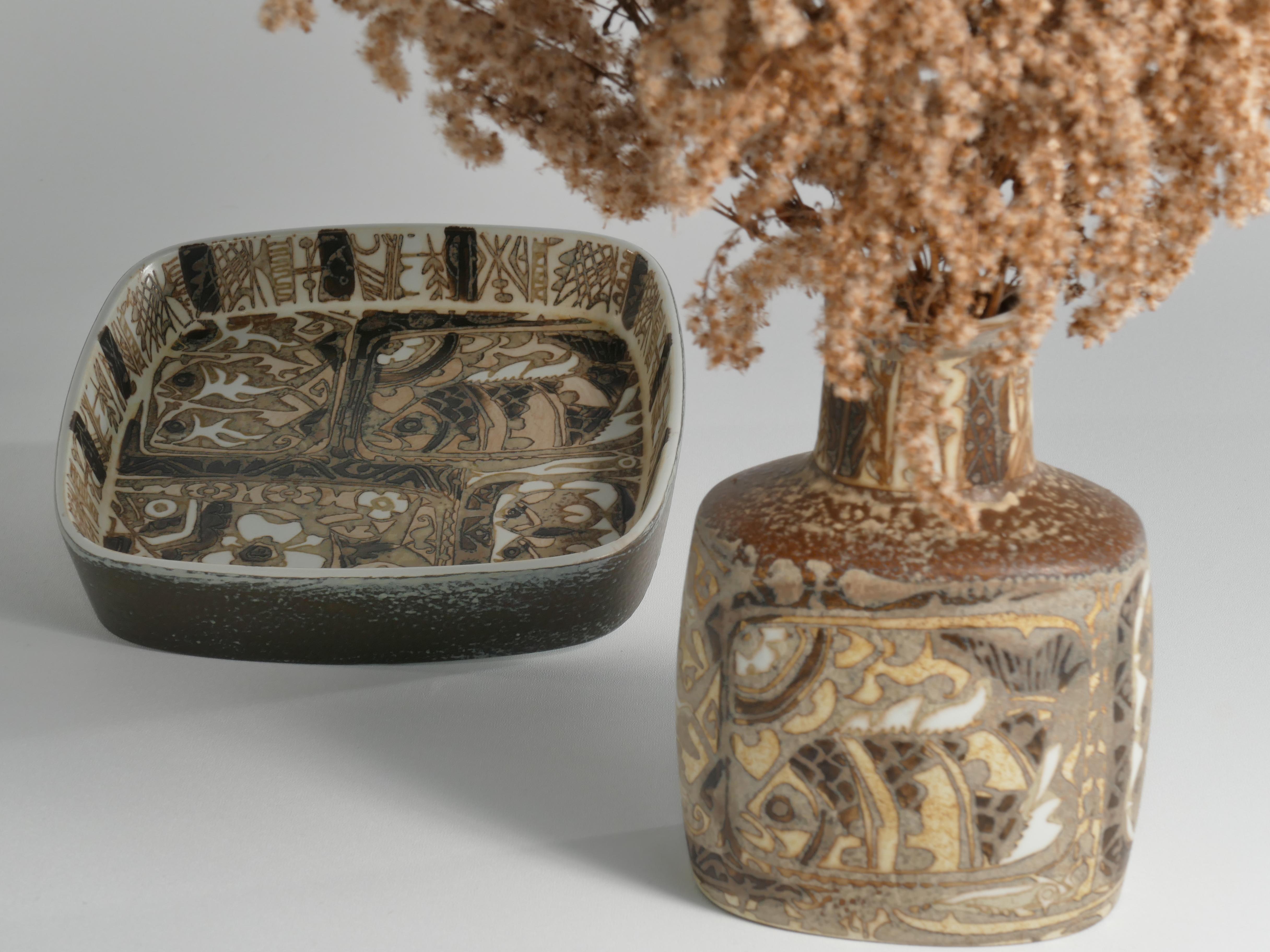 Skandinavische Moderne Teller und Vase, Keramik, „Baca“, Fajance, von Nils Thorsson f (Dänisch) im Angebot