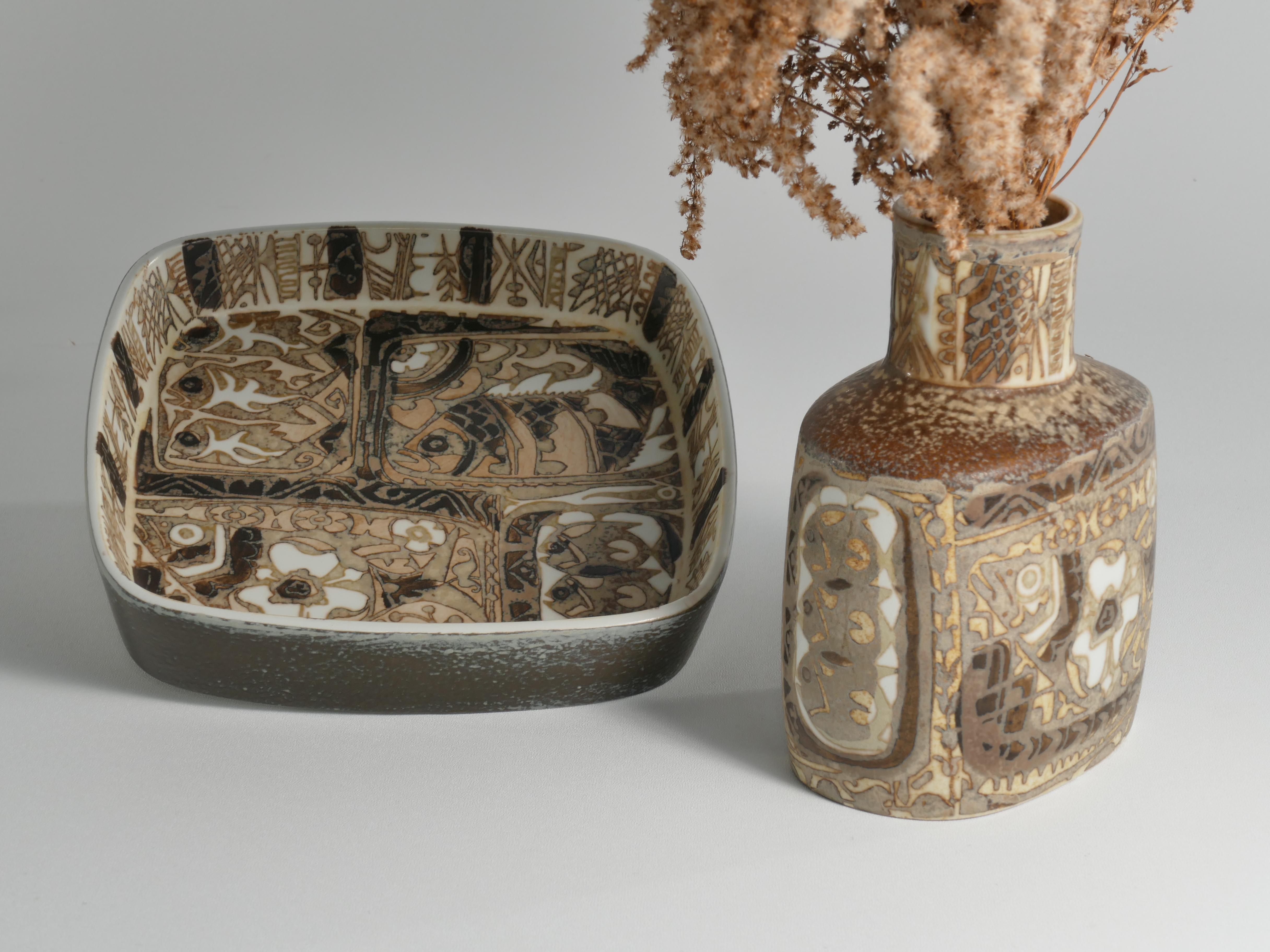 Skandinavische Moderne Teller und Vase, Keramik, „Baca“, Fajance, von Nils Thorsson f (Glasiert) im Angebot