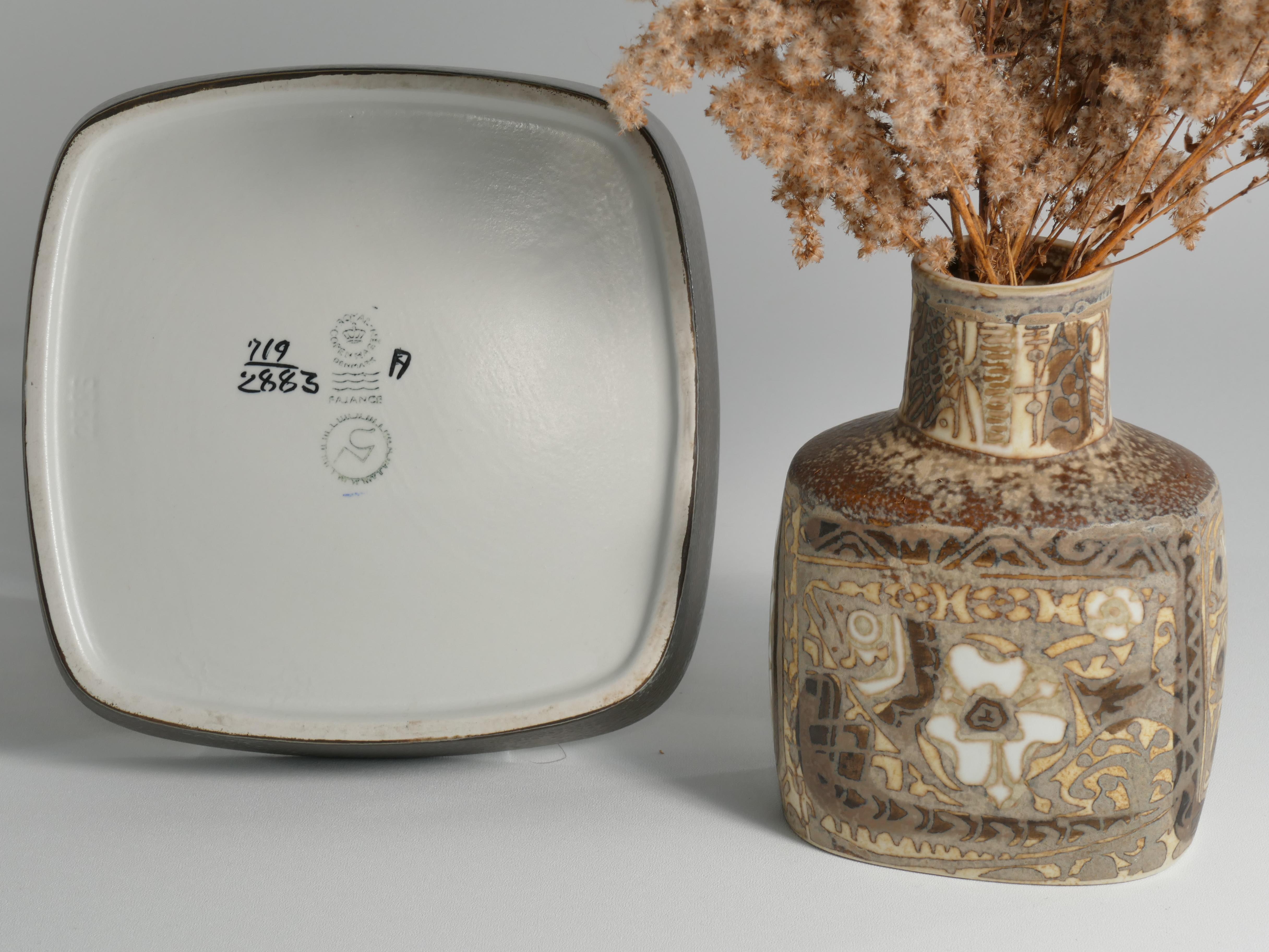 Skandinavische Moderne Teller und Vase, Keramik, „Baca“, Fajance, von Nils Thorsson f (Mitte des 20. Jahrhunderts) im Angebot