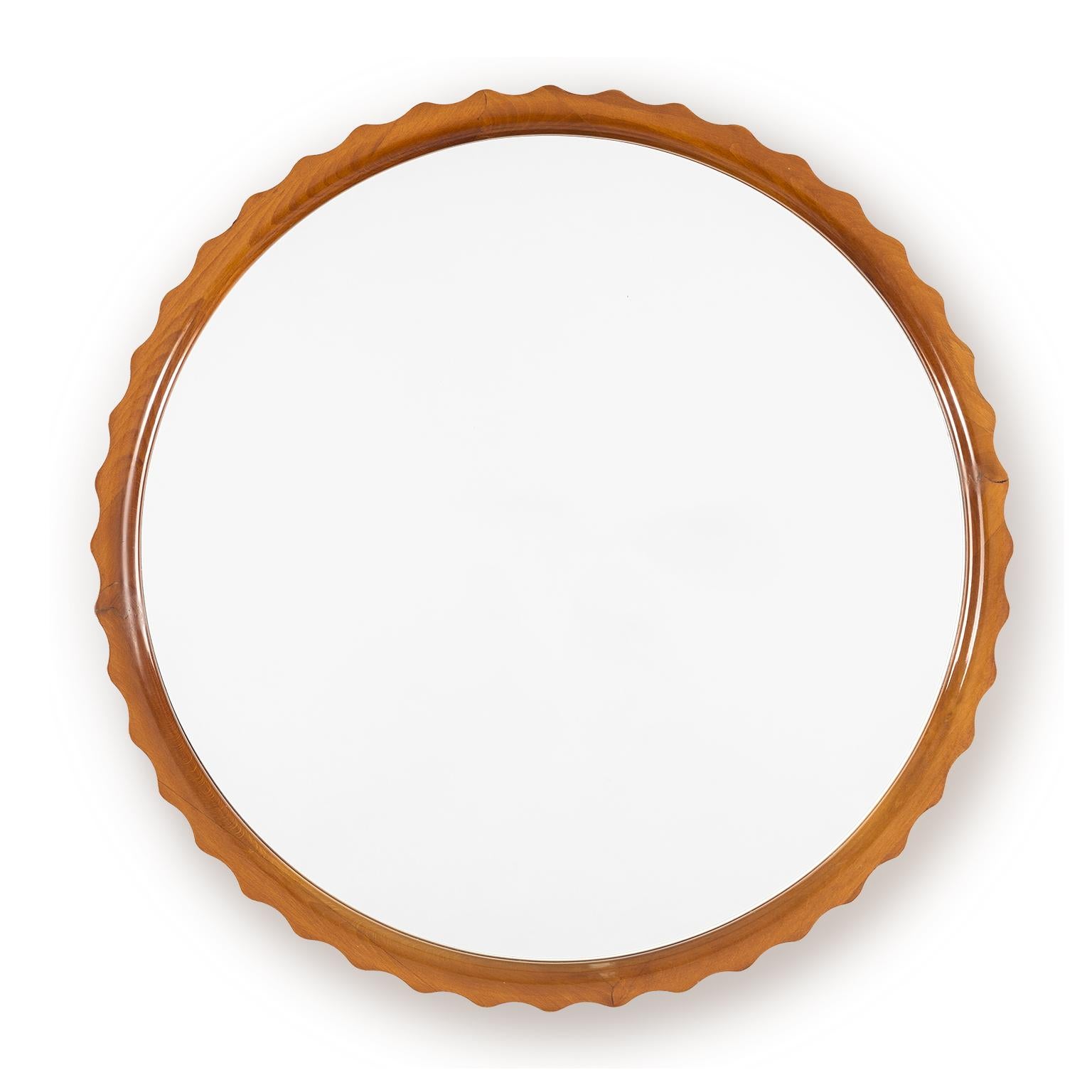 Scandinavian Modern midcentury mirror with “pie crust” frame of polished elm wood. Made in Sweden, circa 1940-1950.

Measures: Dimeter 25.5”, depth 1.5”.