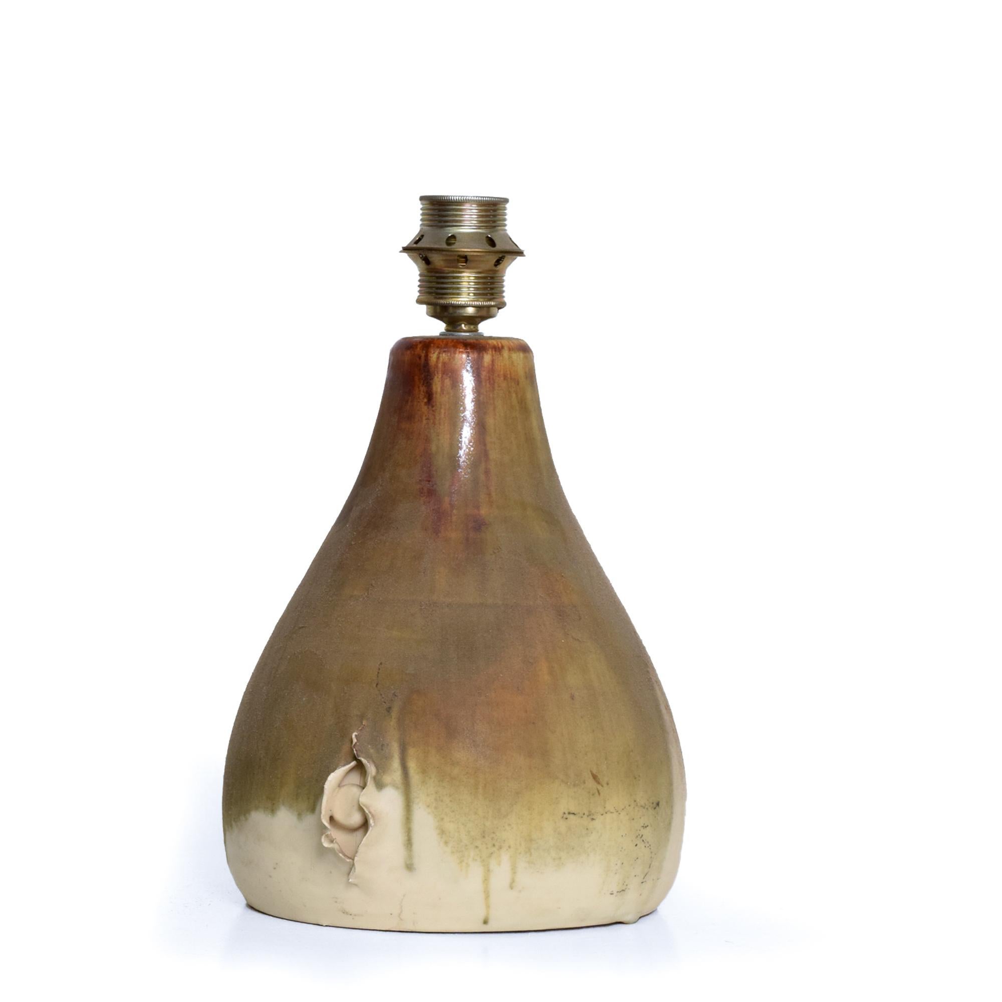 AMBIANIC präsentiert
Skandinavische Moderne Keramik Fette Lava Tischlampe Keramik Tropfglasur aus Dänemark 1960s
Stil des europäischen Raymor
Die Lampe hat eine europäische Fassung, die sich an den Lampenschirm anpasst.
Abmessungen: 13 H (Sockel) x