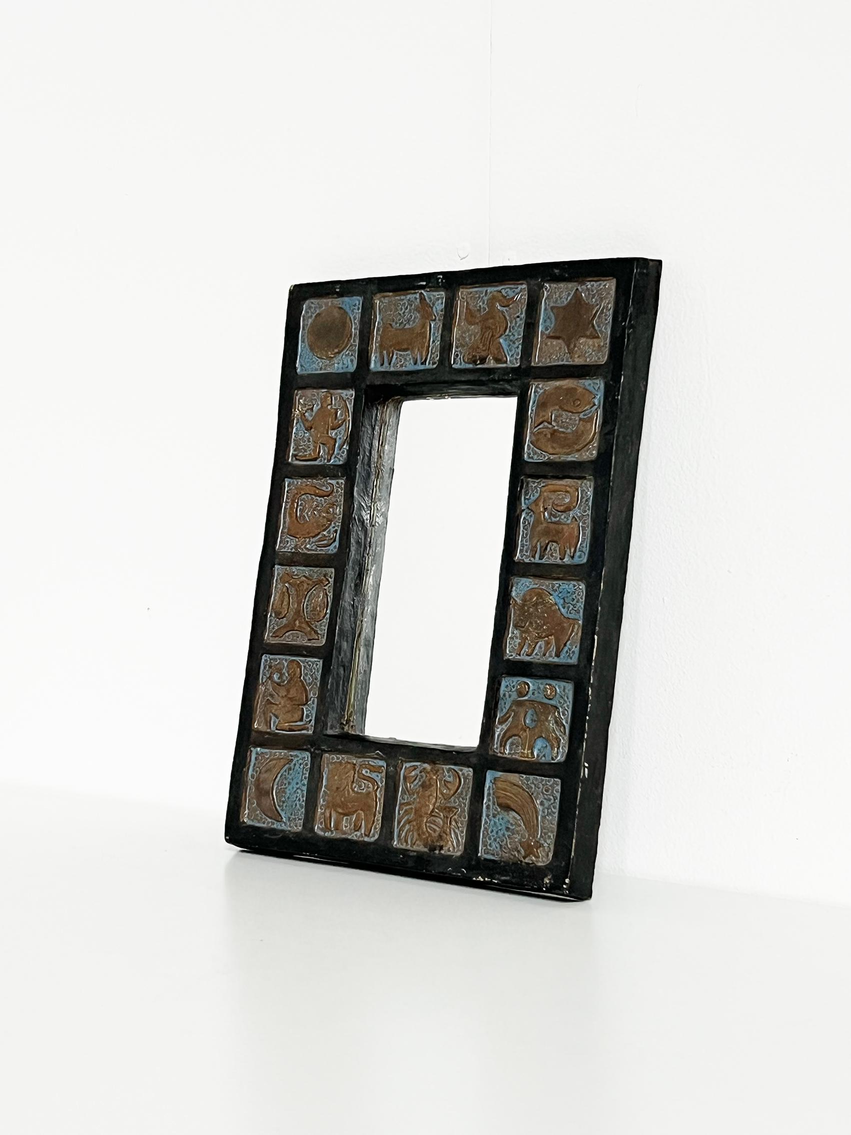 The Modern Scandinavian, rare, miroir Zodiac par Lars Bergsten, Suède. 
Bon état vintage, usure et patine correspondant à l'âge et à l'utilisation. 
Marques et éraflures.
Veuillez noter que la suspension murale est manquante !