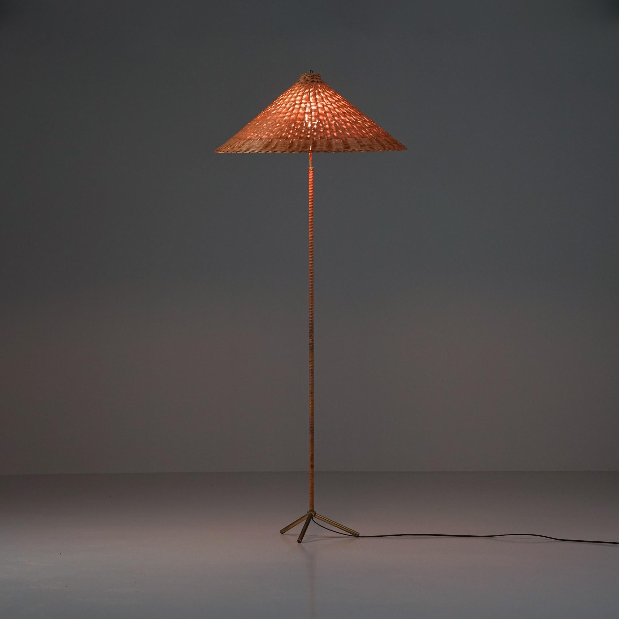 Lámpara de pie moderna escandinava de ratán, fabricada en Finlandia, años 50. Armazón original de ratán tejido con patas de latón, pantalla de ratán renovada posteriormente. Buen estado vintage, pátina menor acorde con la edad y el uso. 