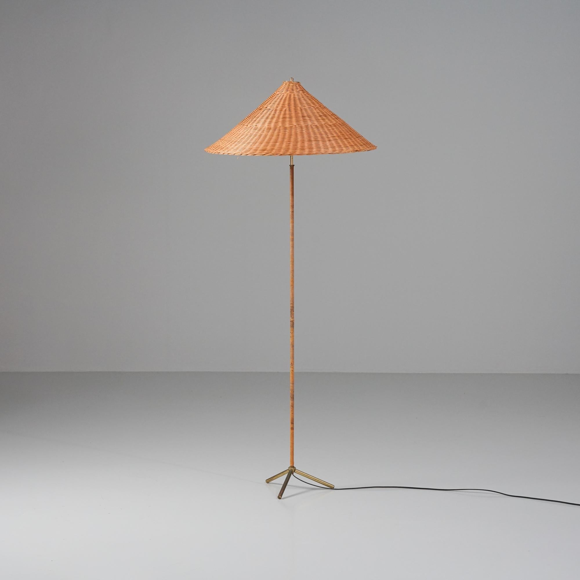 Lámpara de pie escandinava moderna de ratán, Finlandia, años 50 Escandinavo moderno en venta