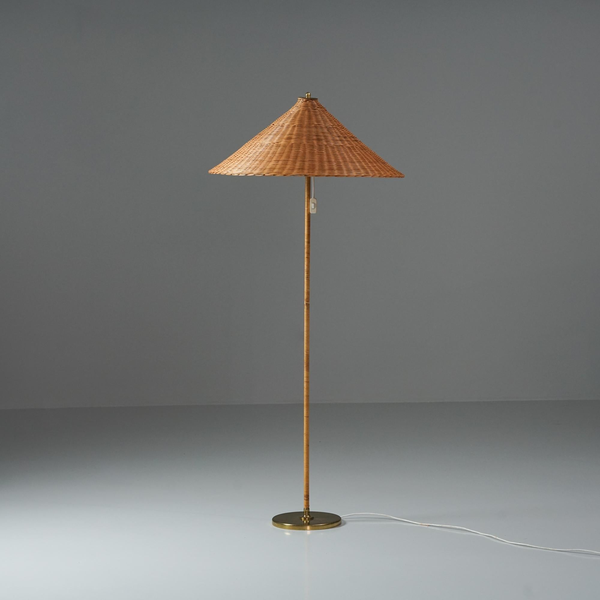 Lampada da terra, prodotta da Itsu Oy, anni '50. Struttura in rattan e ottone, paralume in rattan. Il paralume è stato rinnovato. Buone condizioni vintage, lieve patina coerente con l'età e l'uso. Un design bellissimo e senza tempo. 