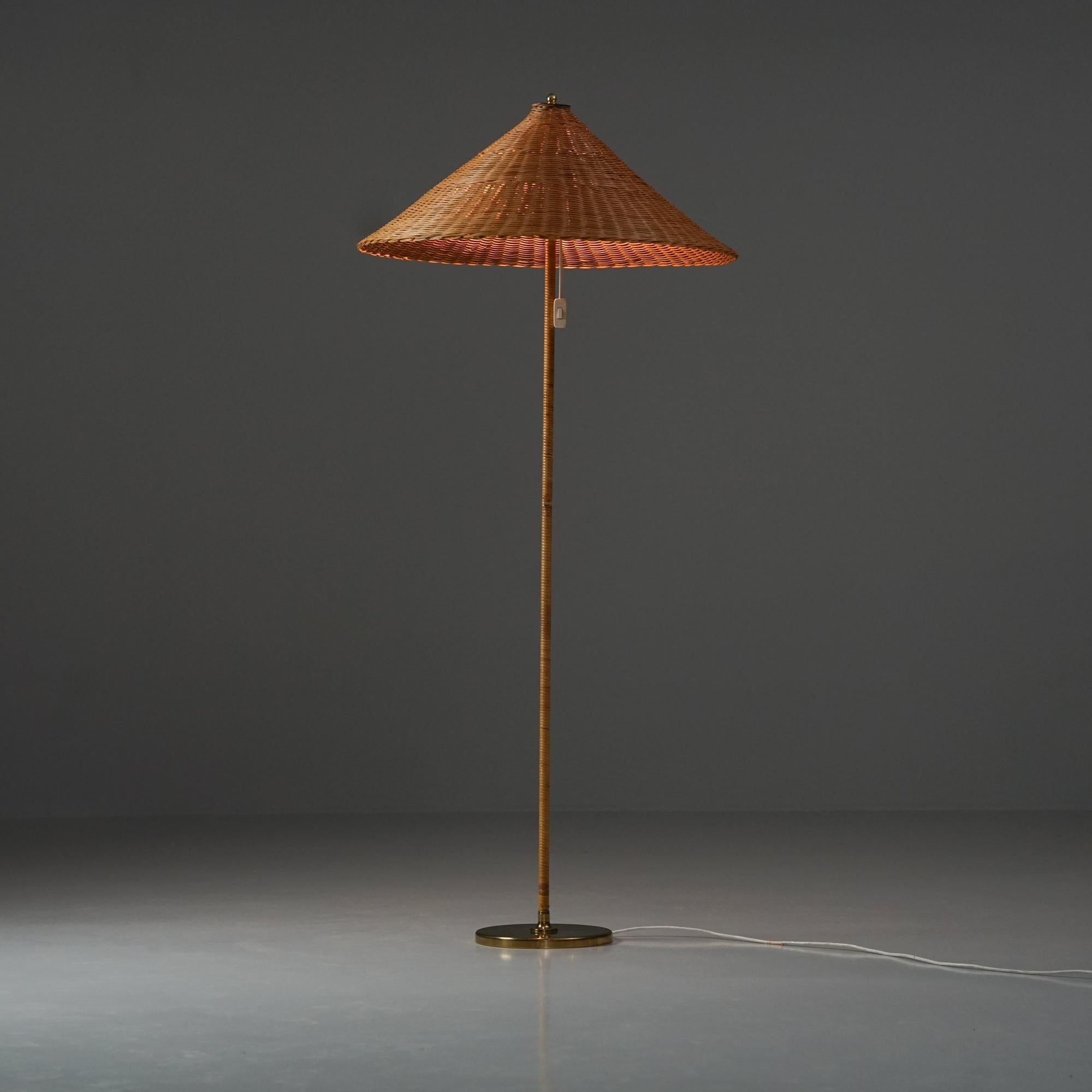 Scandinavo moderno Lampada da terra in rattan The Modern Scandinavian, Itsu Oy, anni '50 in vendita