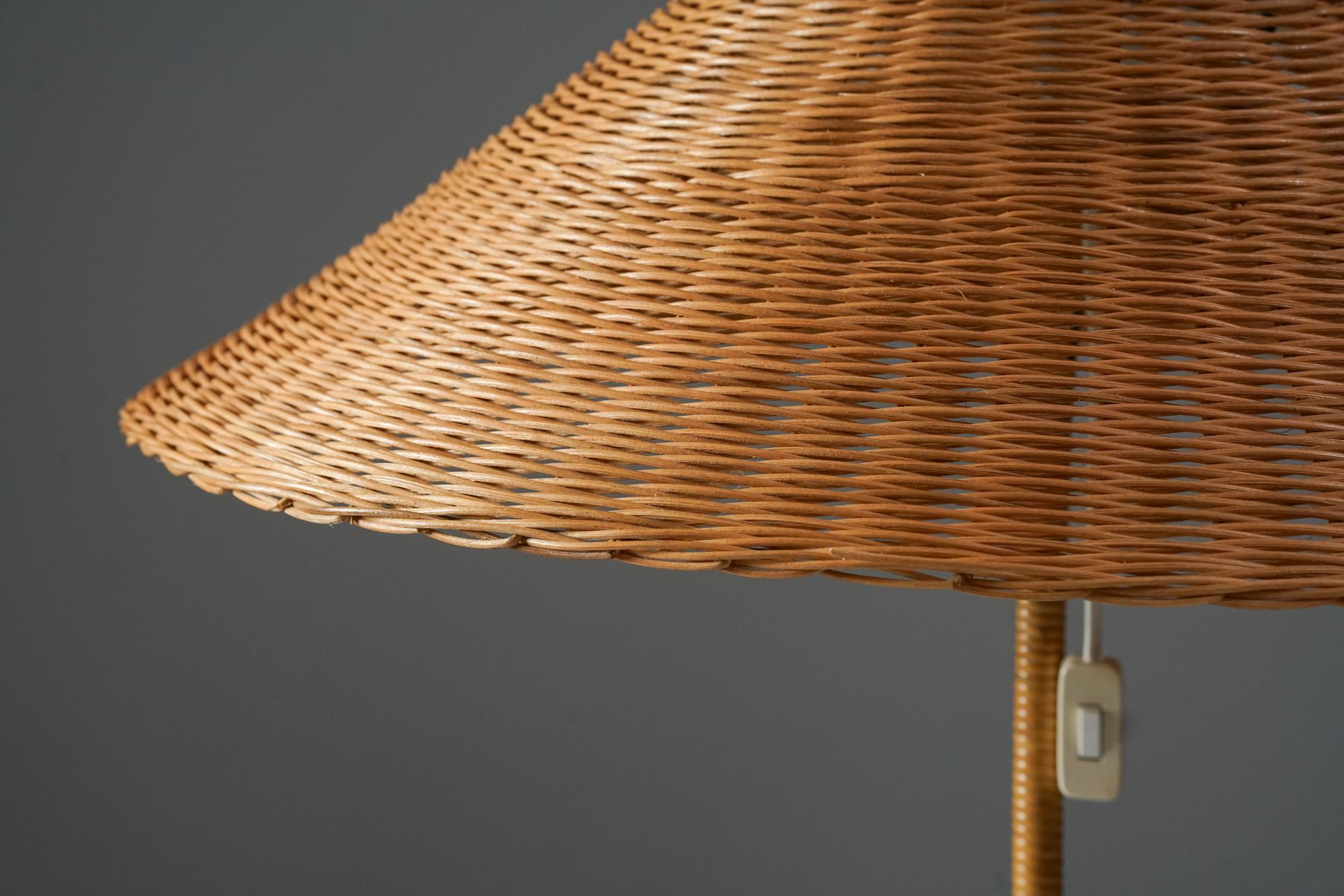 Metà XX secolo Lampada da terra in rattan The Modern Scandinavian, Itsu Oy, anni '50 in vendita