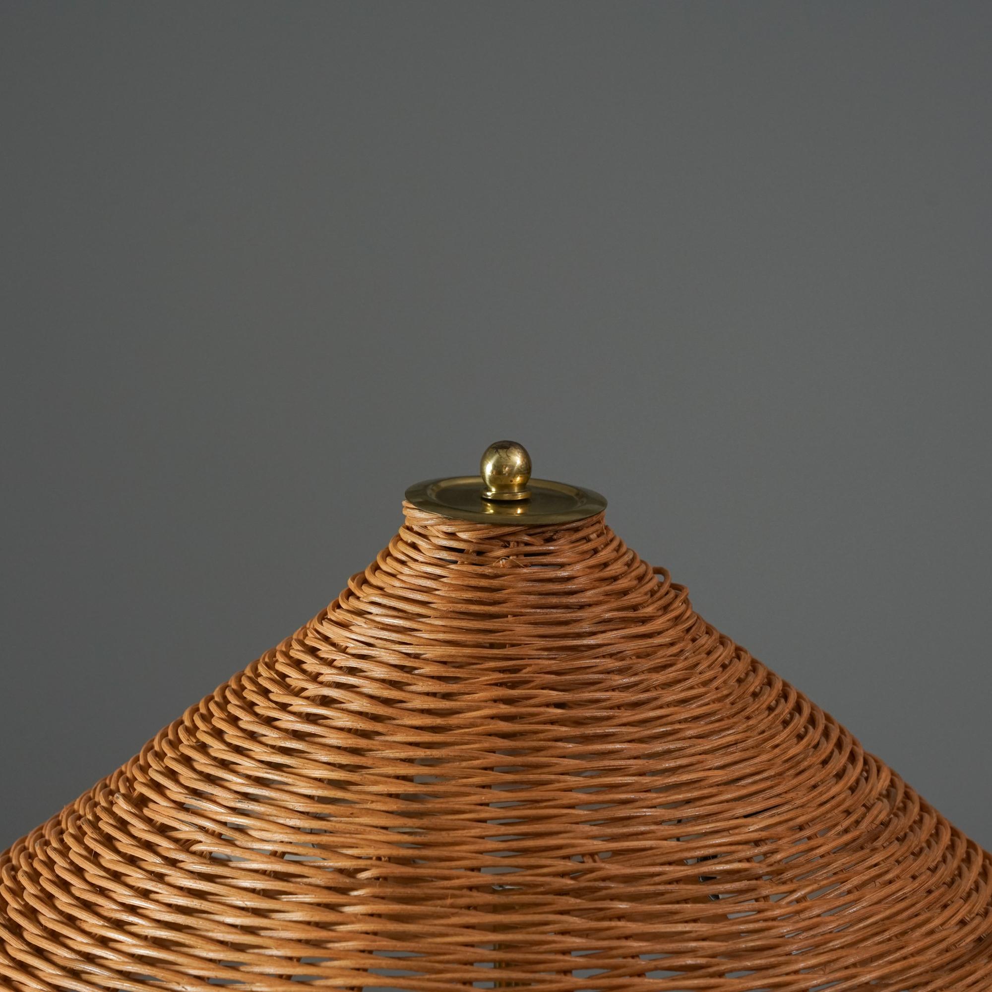 Ottone Lampada da terra in rattan The Modern Scandinavian, Itsu Oy, anni '50 in vendita