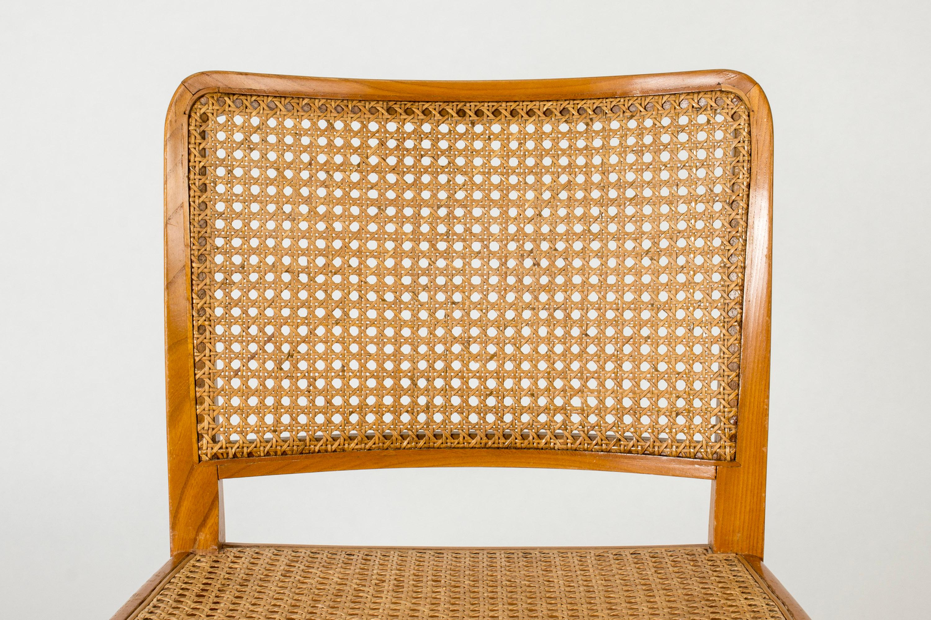 Jolies chaises d'appoint de Margareta Köhler, en orme laqué, aux formes arrondies. Dos et sièges en rotin. Trois chaises disponibles.