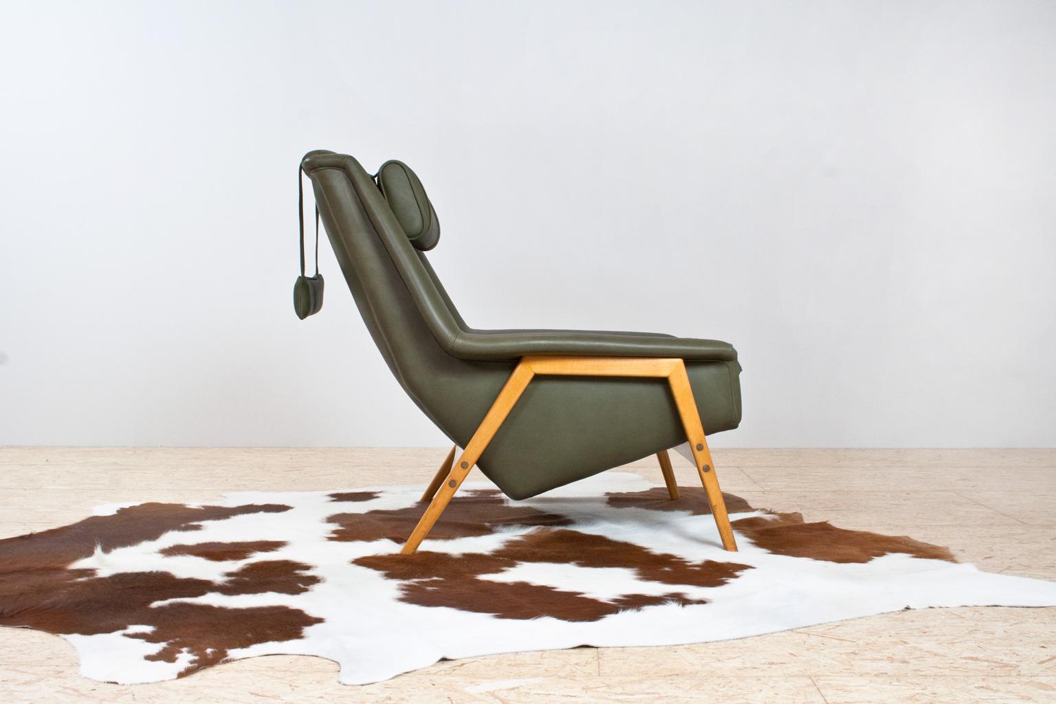 Folke Ohlsson for Fritz Hansen, lounge chair, completely restored and re-upholstered in olive green waxed anilin leather on a beech frame, Denmark 1950s-1960s. 

This high quality high back lounge chair is made to reach an ultimate level of the