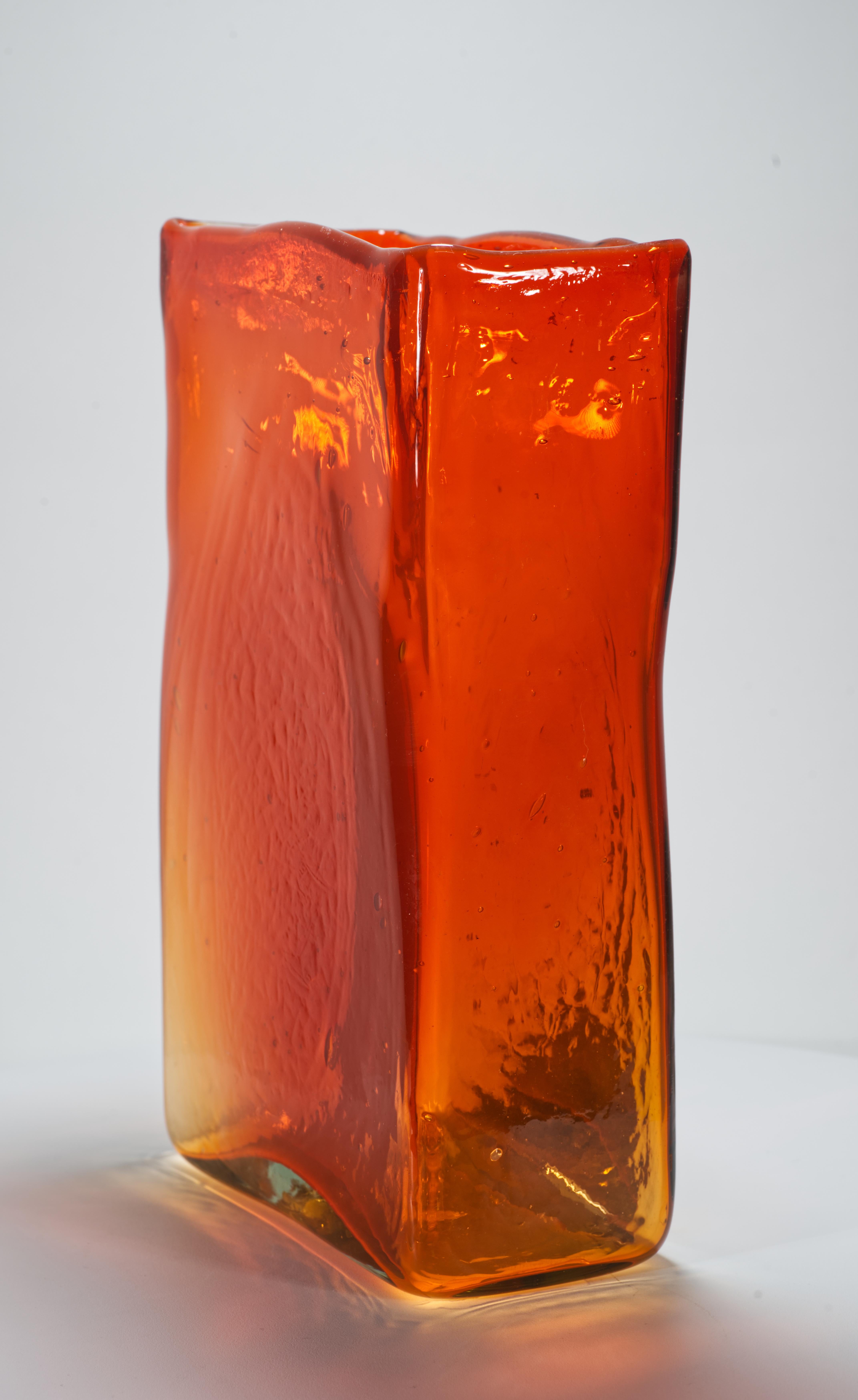 Scandinavo moderno Vaso rettangolare in vetro arancione The Modern Scandinavian nello stile di Lindshammar, anni '60 in vendita
