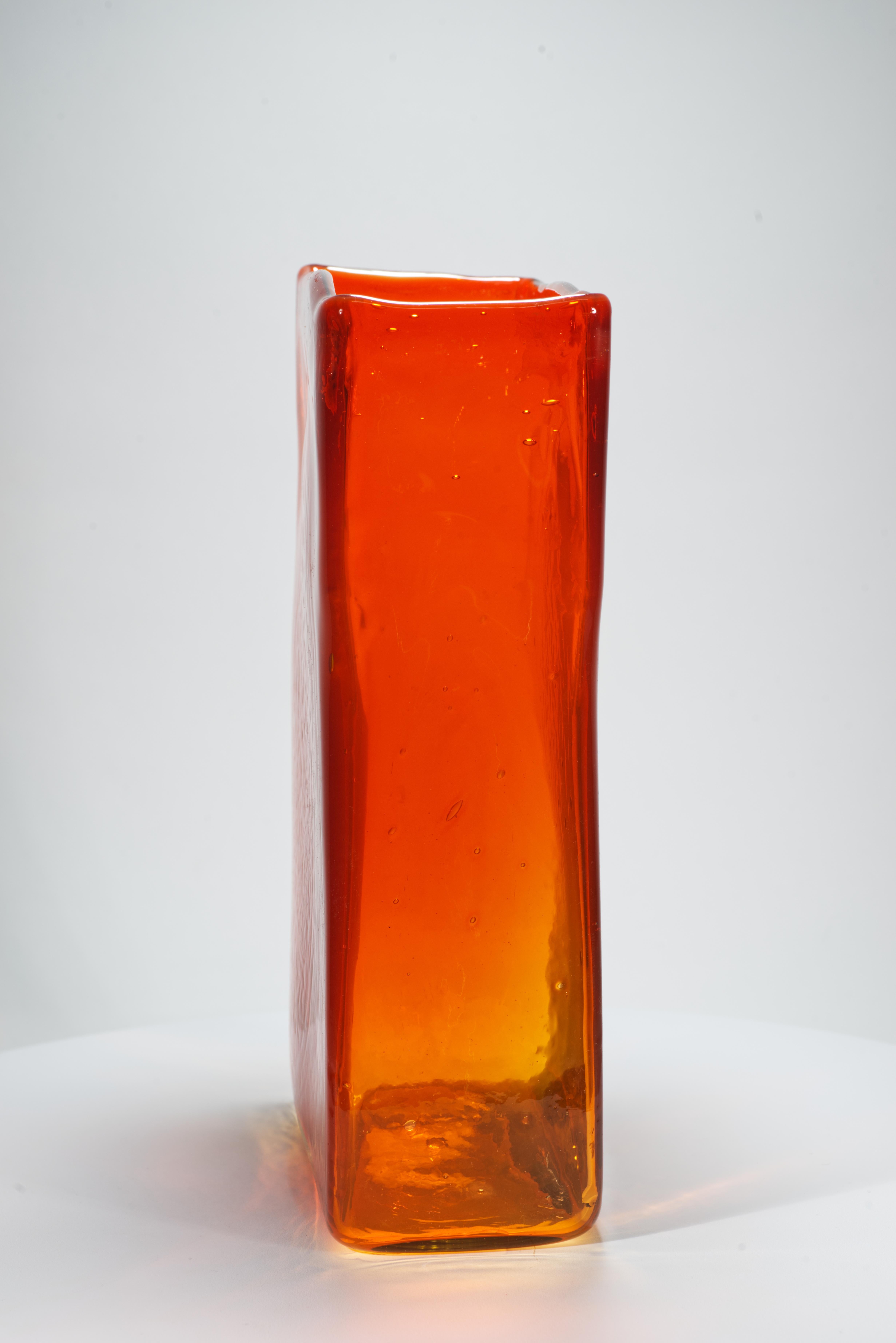 Svedese Vaso rettangolare in vetro arancione The Modern Scandinavian nello stile di Lindshammar, anni '60 in vendita