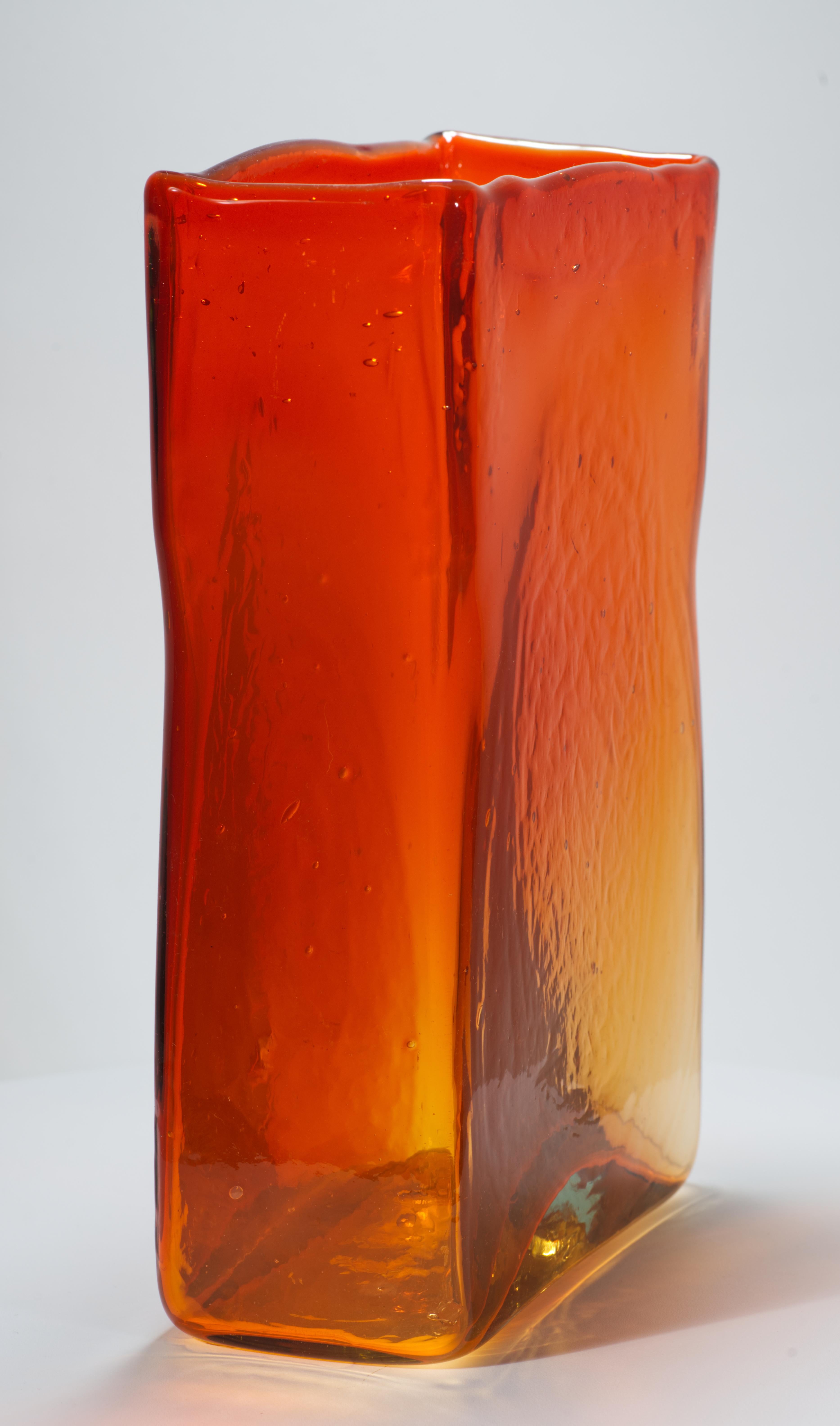 Fatto a mano Vaso rettangolare in vetro arancione The Modern Scandinavian nello stile di Lindshammar, anni '60 in vendita