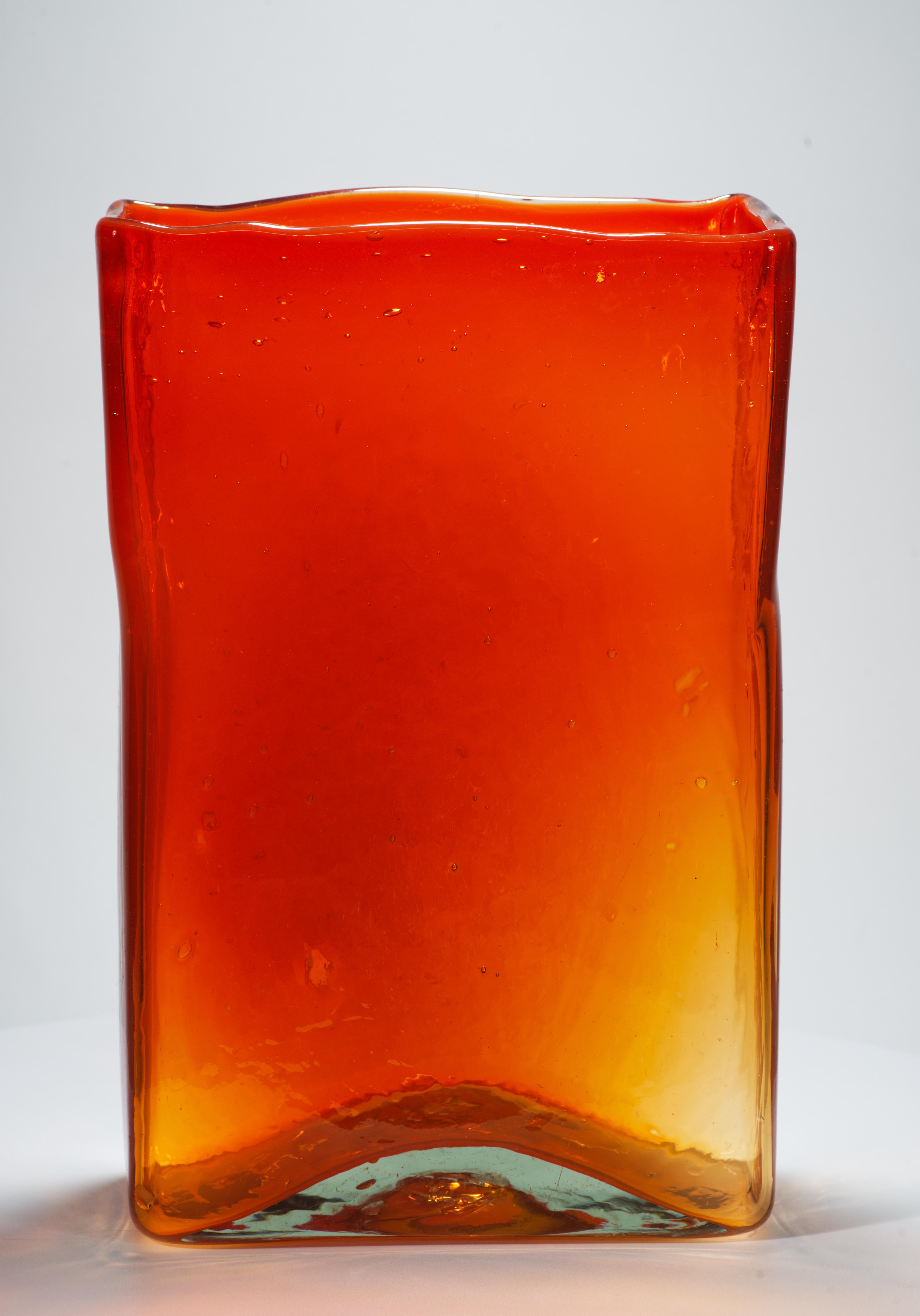 XX secolo Vaso rettangolare in vetro arancione The Modern Scandinavian nello stile di Lindshammar, anni '60 in vendita