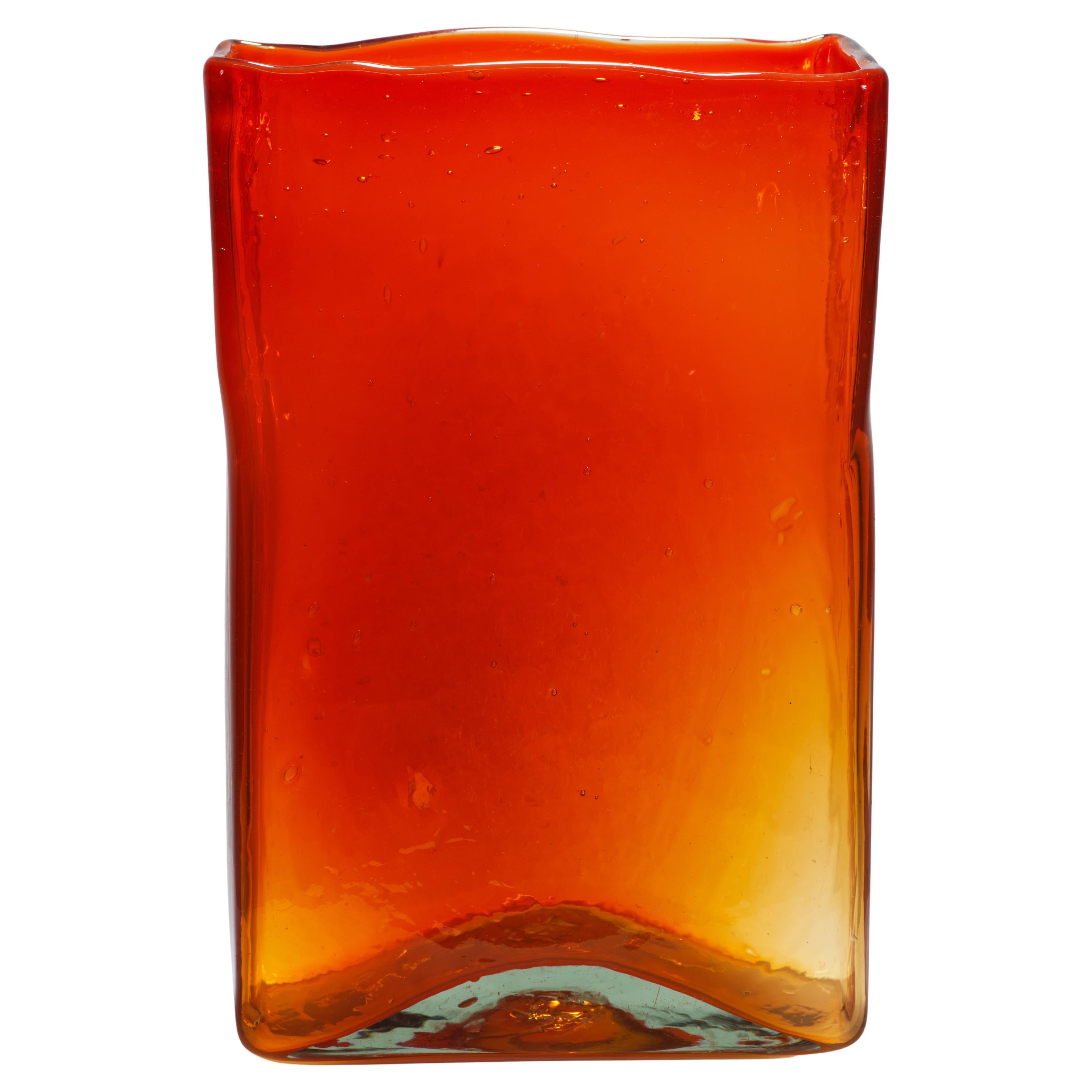 Skandinavische Moderne Rechteckige Vase aus orangefarbenem Glas im Stil von Lindshammar, 1960er Jahre