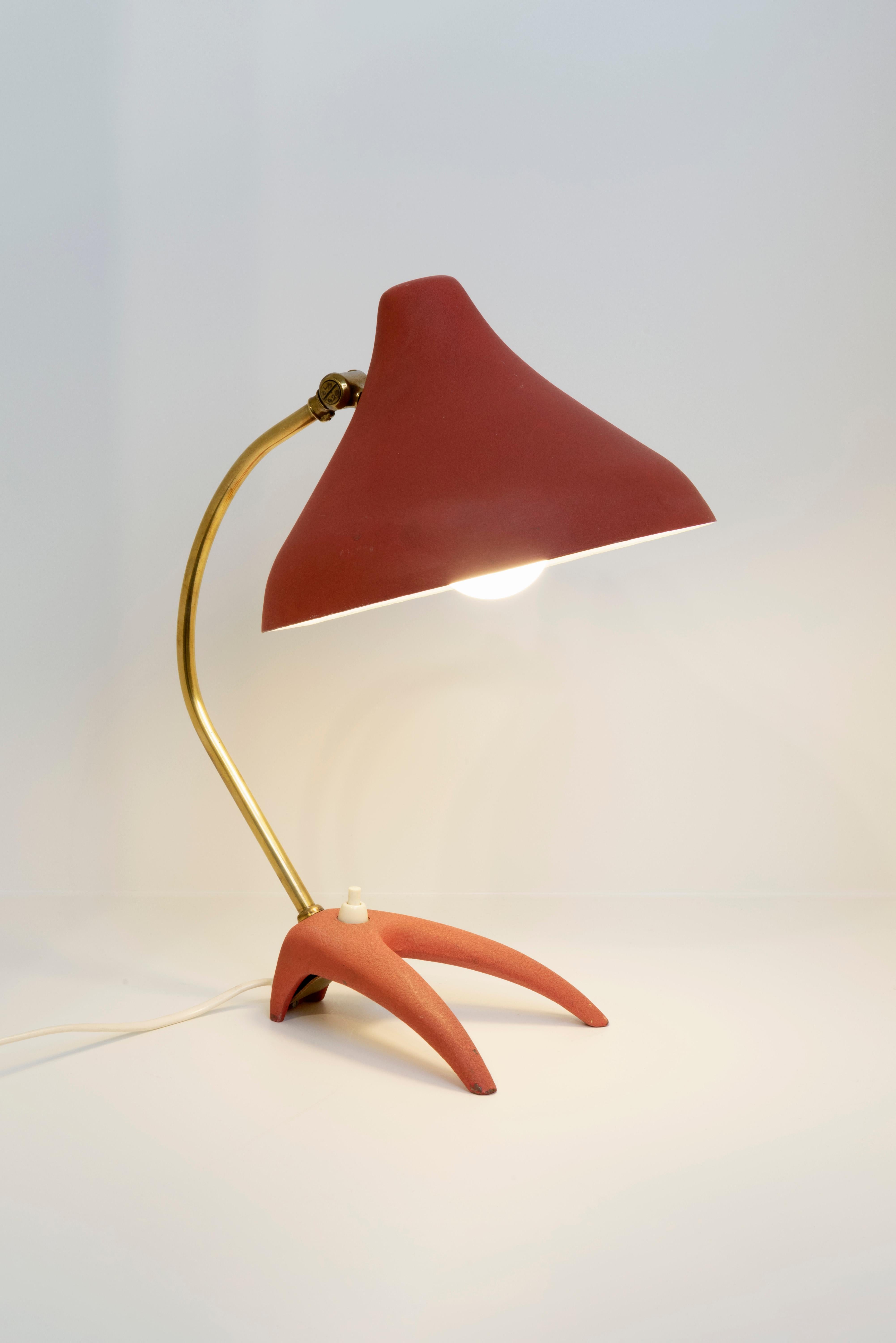 Lampada da scrivania svedese vintage Mid-Century Modern in metallo verniciato lavorato a mano, prodotta da EWÅ, Värnamo, in buone condizioni. La lampada da tavolo scandinava è composta da un paralume conico in metallo laccato, sostenuto da un