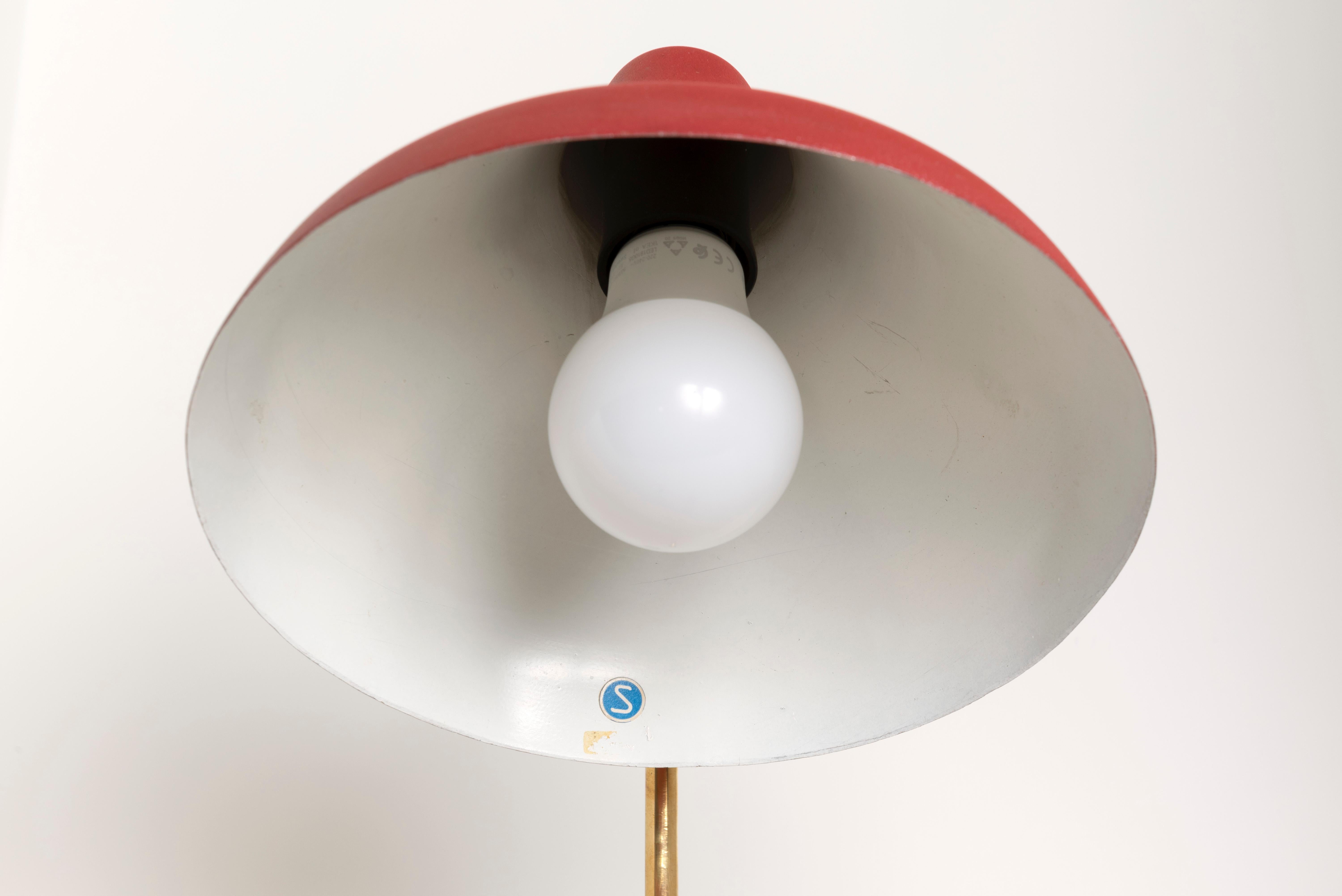 Svedese Lampada da tavolo a zampa di gallina rossa The Modern Scandinavian di Ewa Varnamo, anni '50 in vendita