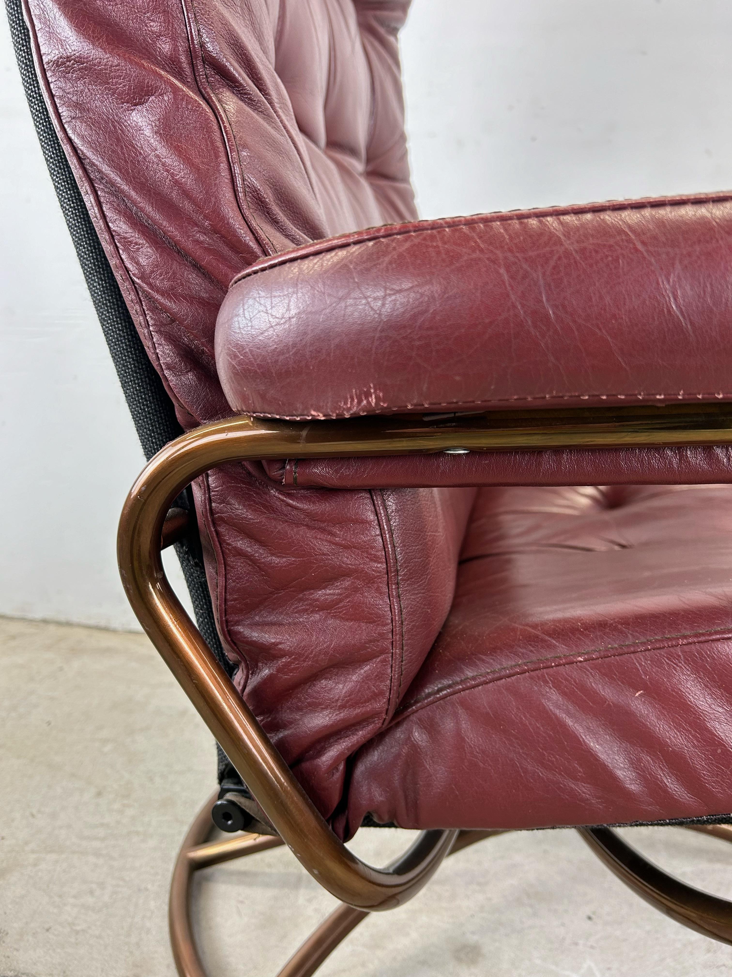Fauteuil de relaxation scandinave moderne en cuir rouge Ekornes Stressless avec pouf en vente 13