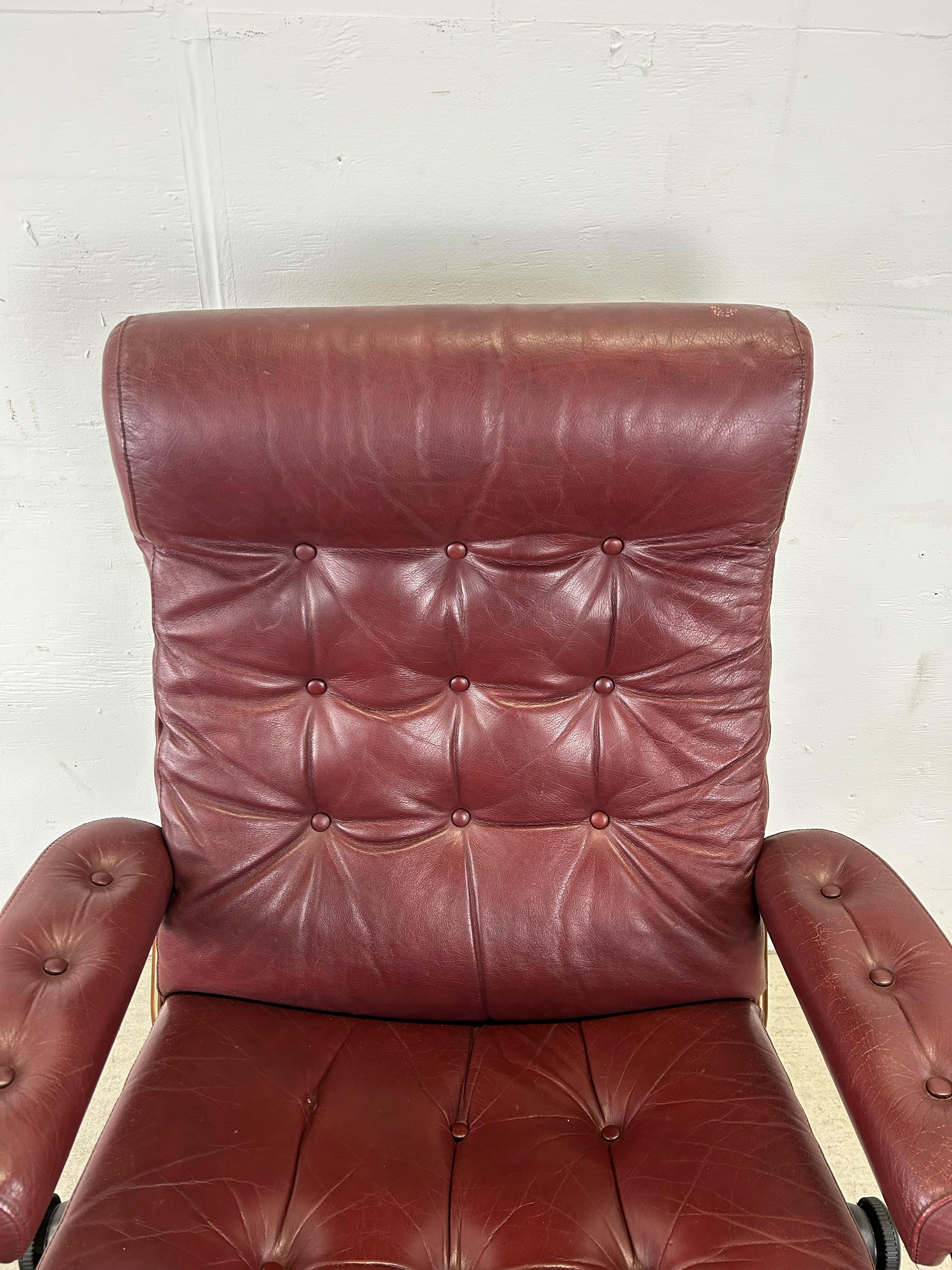 20ième siècle Fauteuil de relaxation scandinave moderne en cuir rouge Ekornes Stressless avec pouf en vente