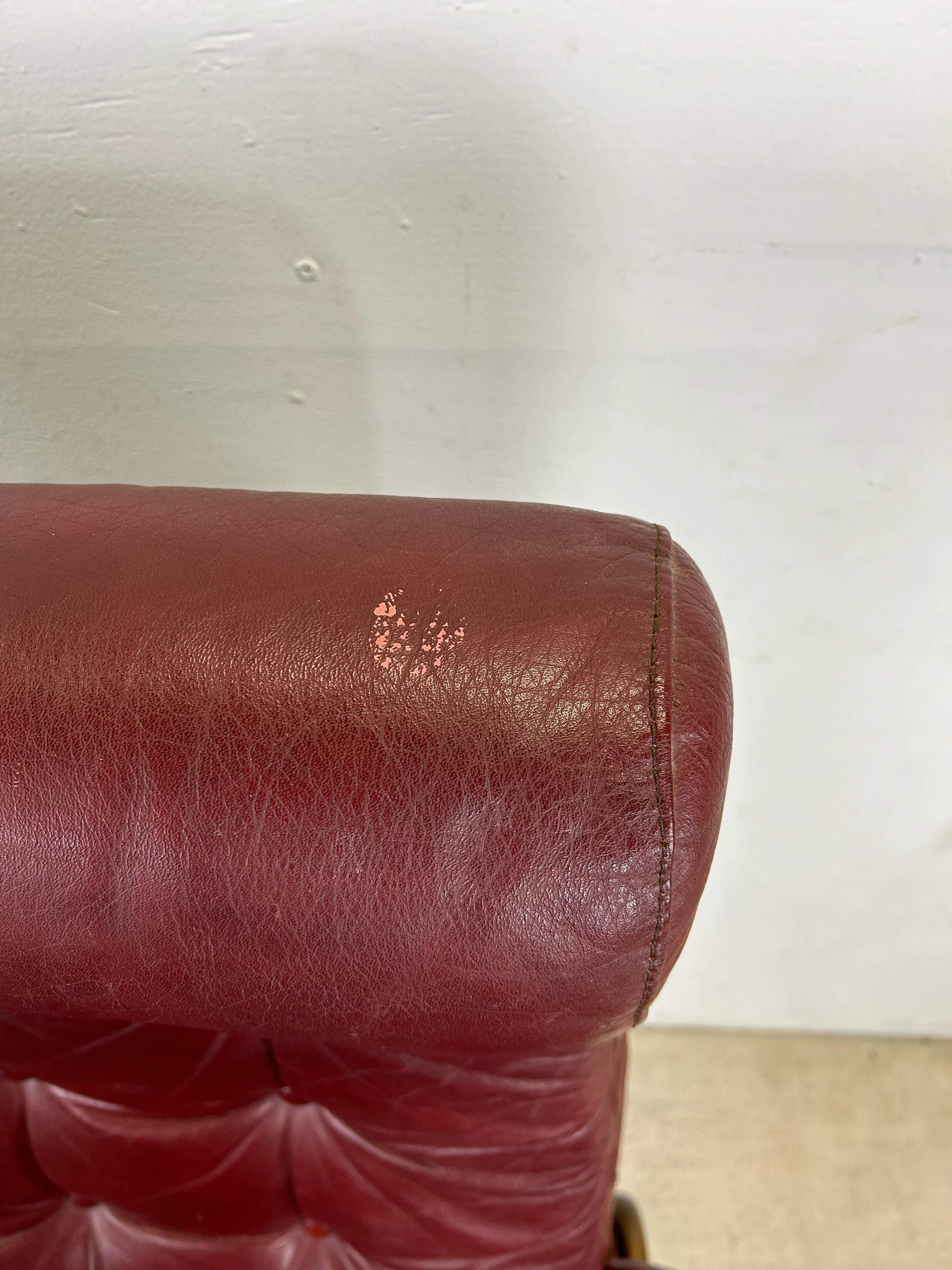 Cuir Fauteuil de relaxation scandinave moderne en cuir rouge Ekornes Stressless avec pouf en vente