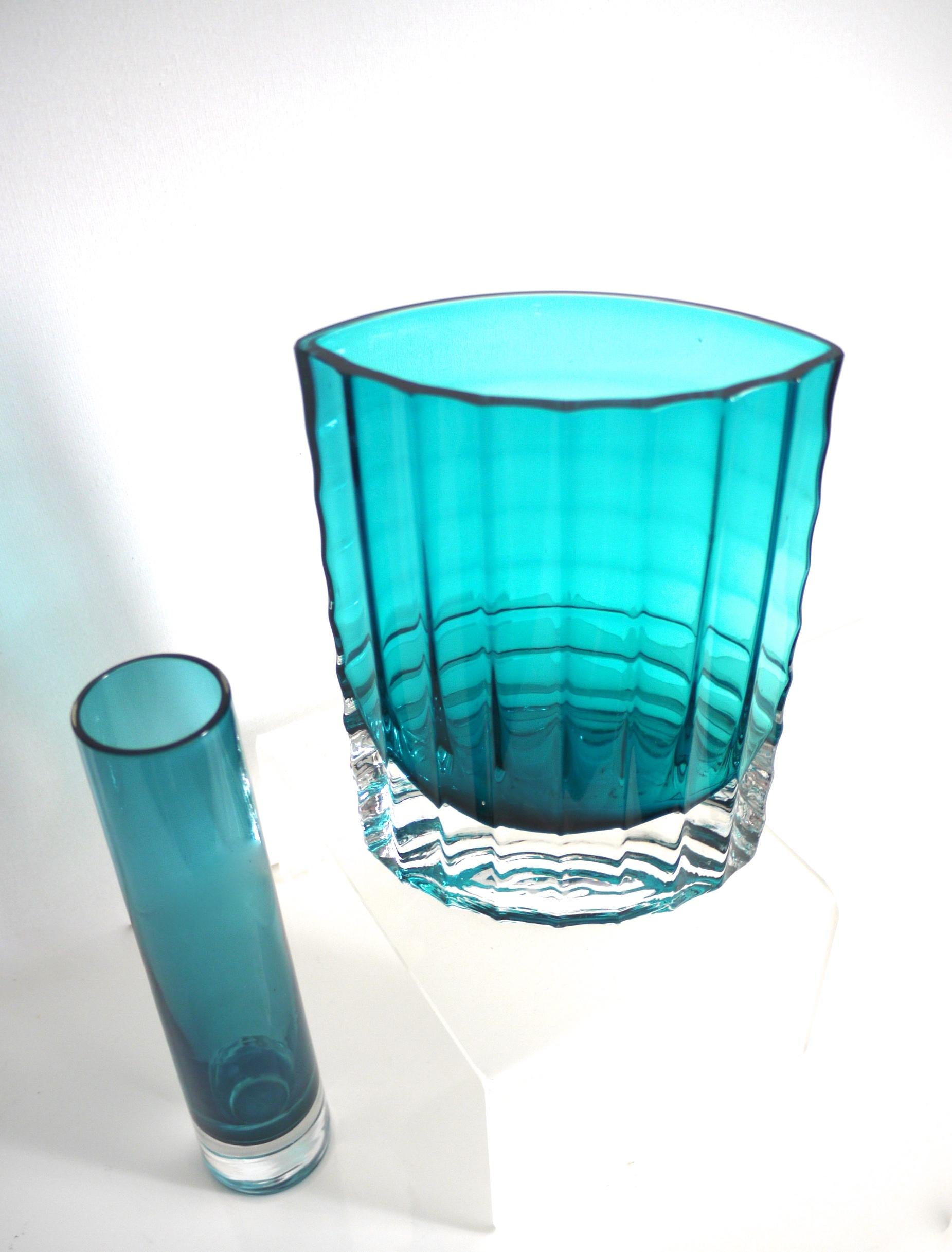 Turquoise Scandinavian Modern ribbed elliptical vase by Alsterbro, 1960, Sweden.
The glass is highly worked vertically and horizontally.

Measures: Height 20 cms
Depth 7.5 cms
Length 20 cms

Weight 1.590 kgs.