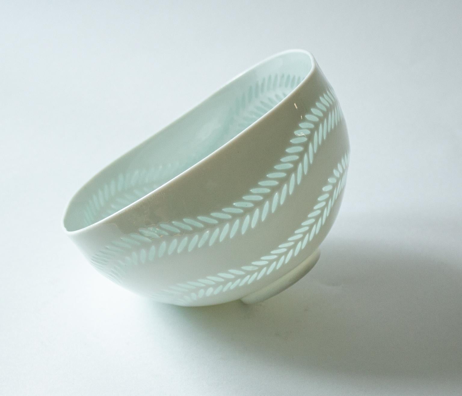 Scandinavian Modern oval rice grain porcelain bowl by Friedl Holzer-Kjellberg for Arabia in Finland.
A delicate 
