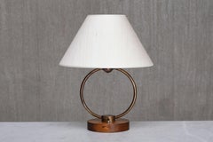 Lámpara de mesa anular de estilo moderno escandinavo en latón, nogal y seda, Suecia, década de 1940