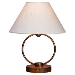 Lámpara de mesa anular de estilo moderno escandinavo en latón, nogal y seda, Suecia, década de 1940