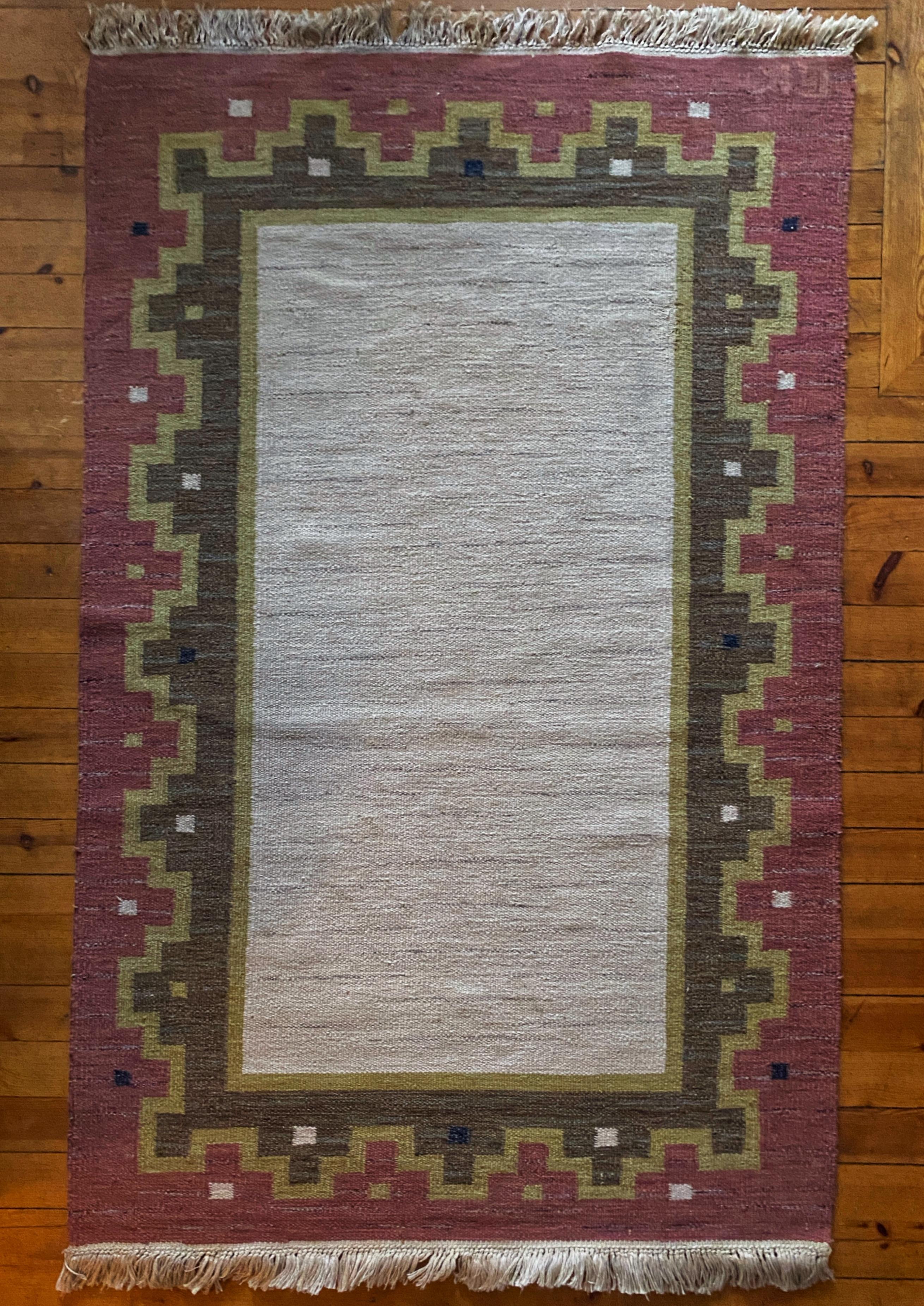 This exquisite Scandinavian modern rölakan flatweave rug is a true testament to timeless design and craftsmanship. 
Handwoven from fine wool on a sturdy linen warp, it features a striking central white square with a subtle melange effect. This focal