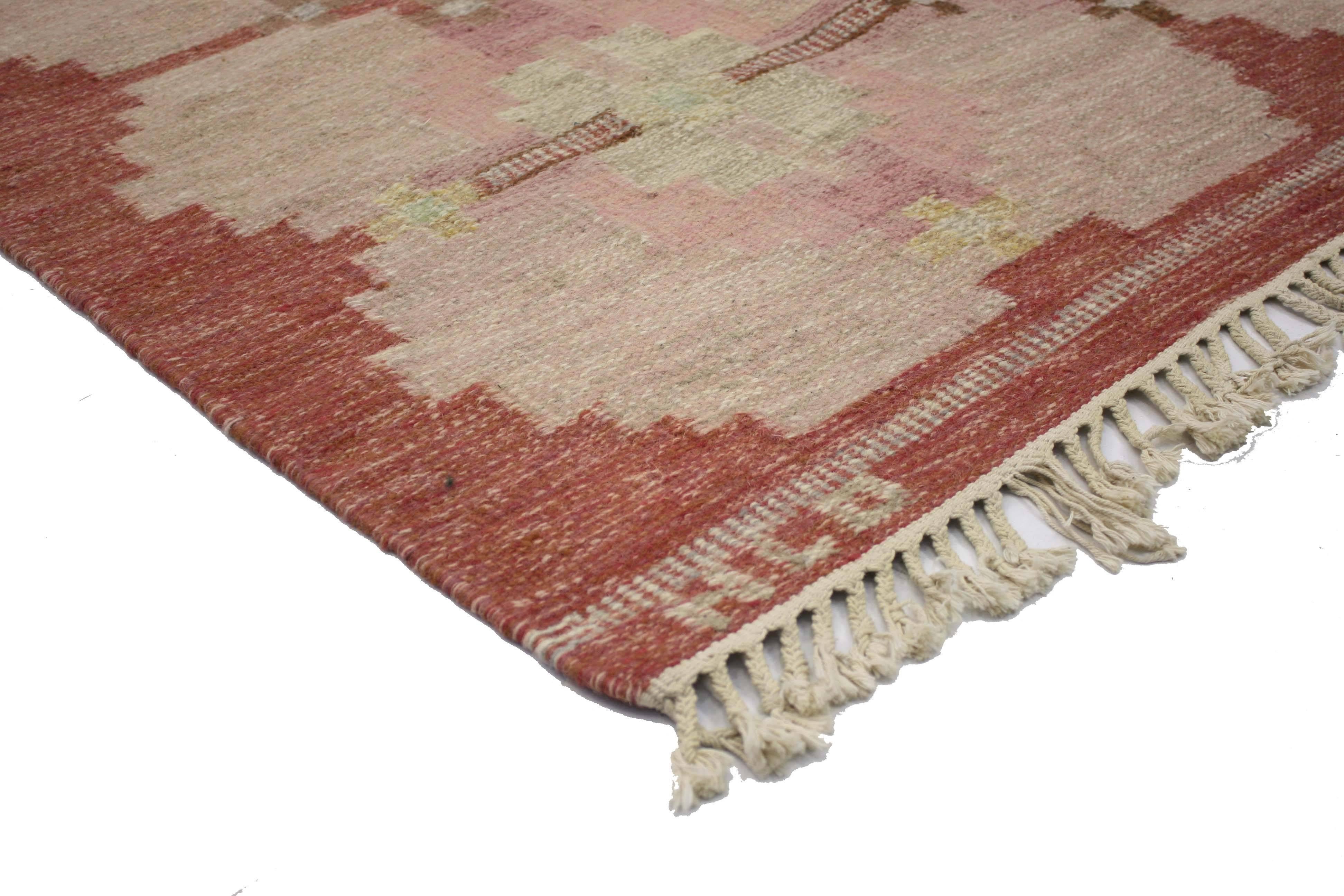 76645 Scandinavian Modern Rollakan von HLO:: schwedischer Flachgewebe-Kilim-Teppich. Dieser klassische und farbenfrohe Rollakan-Teppich im skandinavisch-modernen Stil zeichnet sich durch ein geometrisches Design aus:: das Schlichtheit ausgleicht::