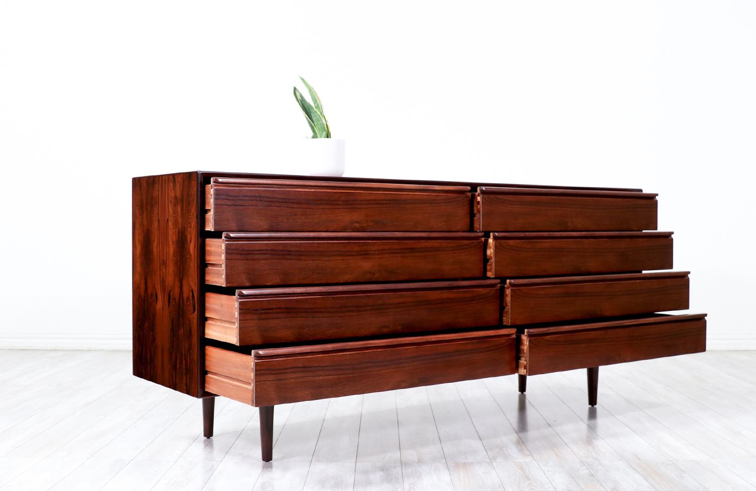 Expertly Restored - Scandinavian Modern Rosewood 8-Drawer Dresser by Westnofa In Excellent Condition In Los Angeles, CA