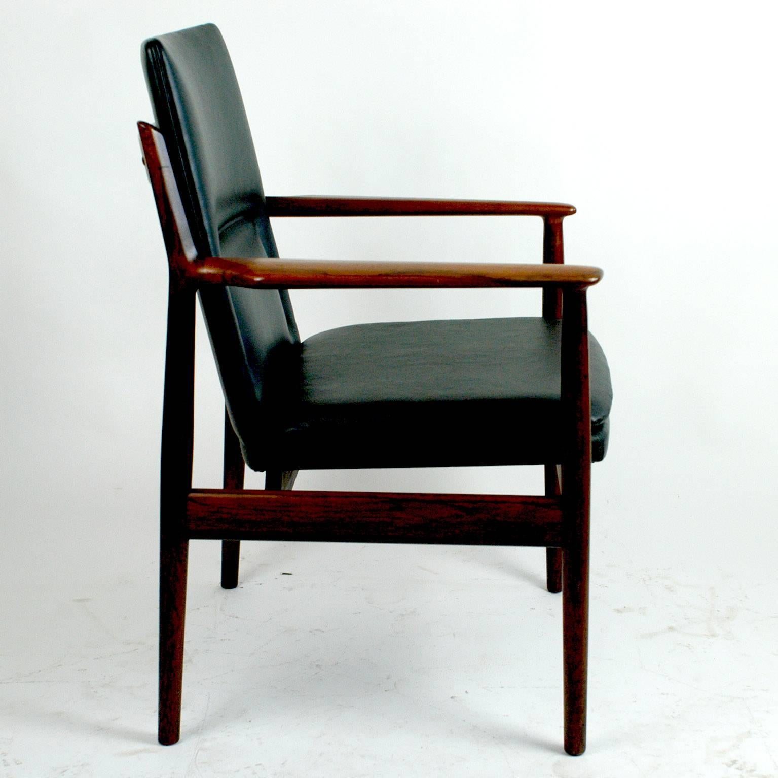 Skandinavischer Moderner Sessel aus Rosenholz und schwarzem Leder Mod. 431 von Arne Vodder (Skandinavische Moderne)