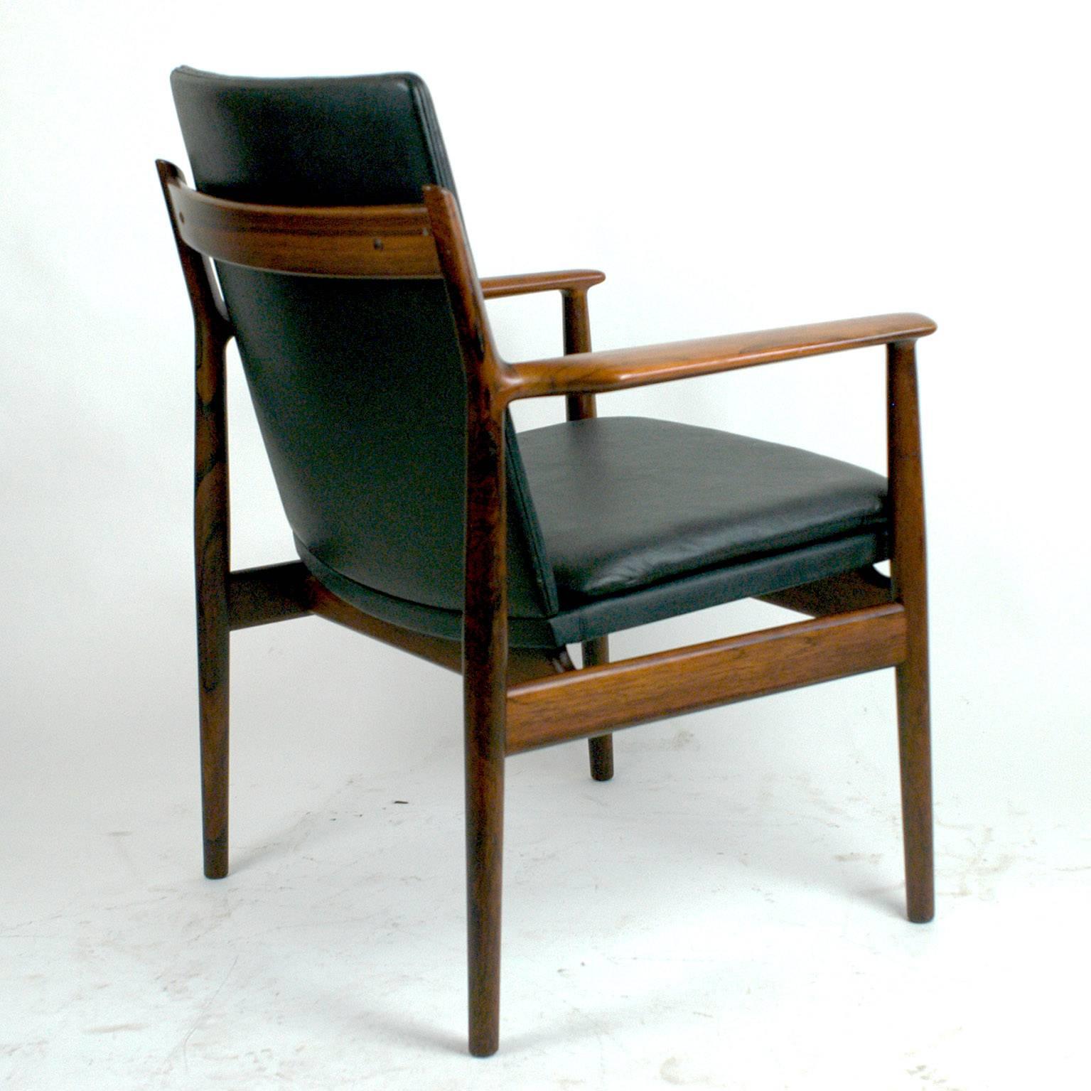 Skandinavischer Moderner Sessel aus Rosenholz und schwarzem Leder Mod. 431 von Arne Vodder (Dänisch)