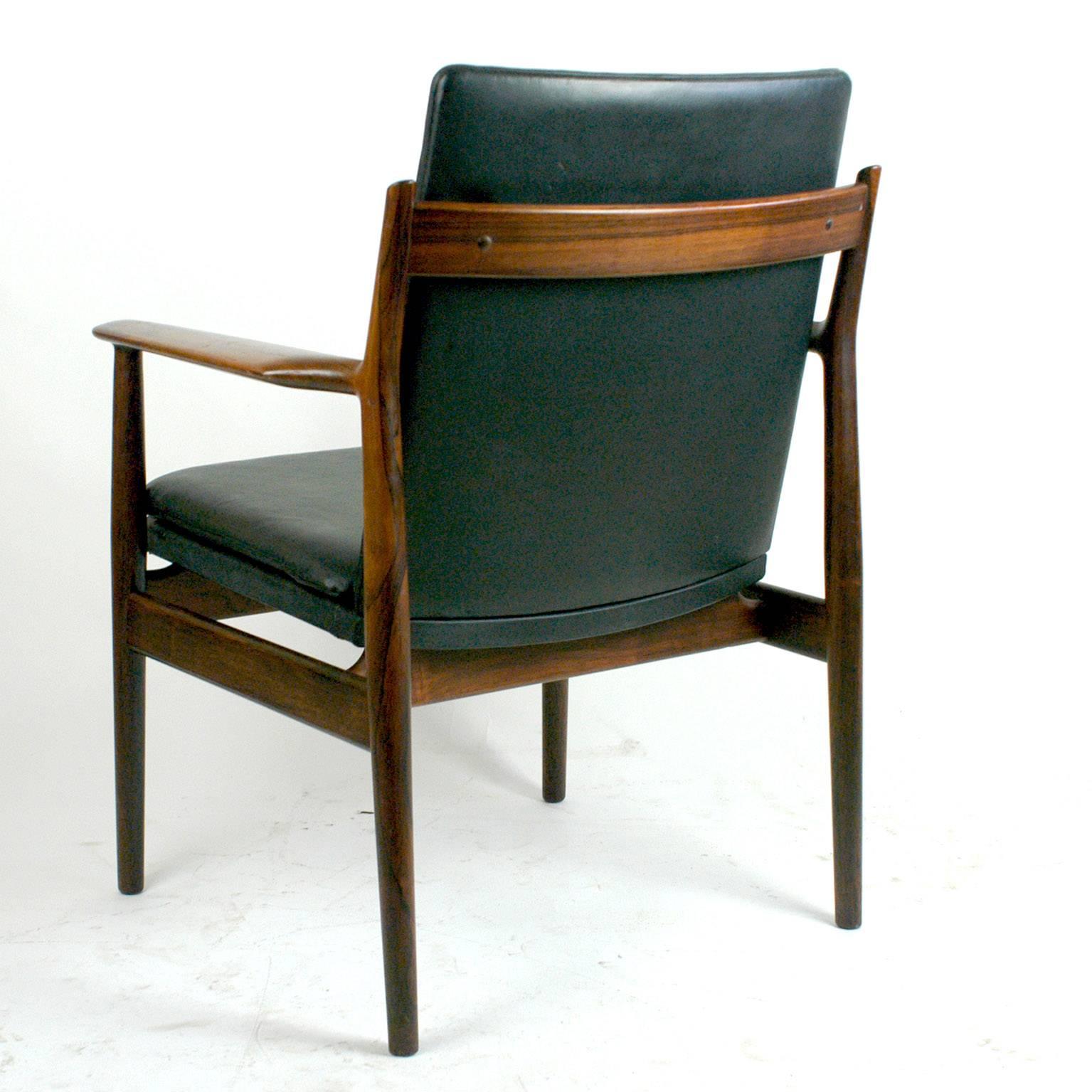 Skandinavischer Moderner Sessel aus Rosenholz und schwarzem Leder Mod. 431 von Arne Vodder im Zustand „Hervorragend“ in Vienna, AT
