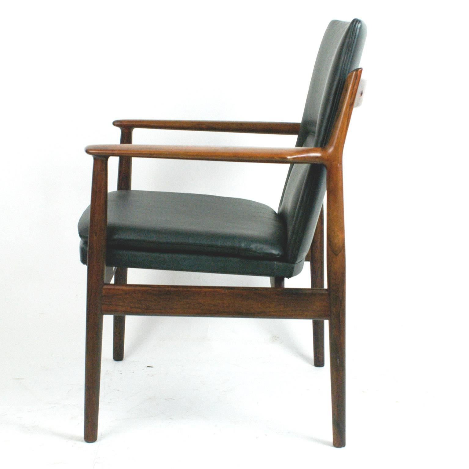 Skandinavischer Moderner Sessel aus Rosenholz und schwarzem Leder Mod. 431 von Arne Vodder (Mitte des 20. Jahrhunderts)