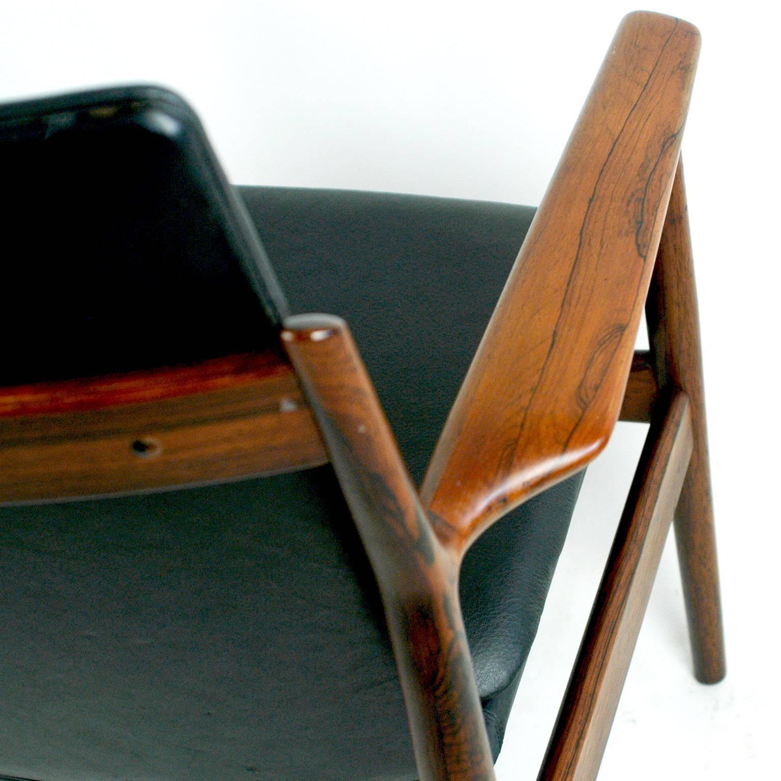 Skandinavischer Moderner Sessel aus Rosenholz und schwarzem Leder Mod. 431 von Arne Vodder 2