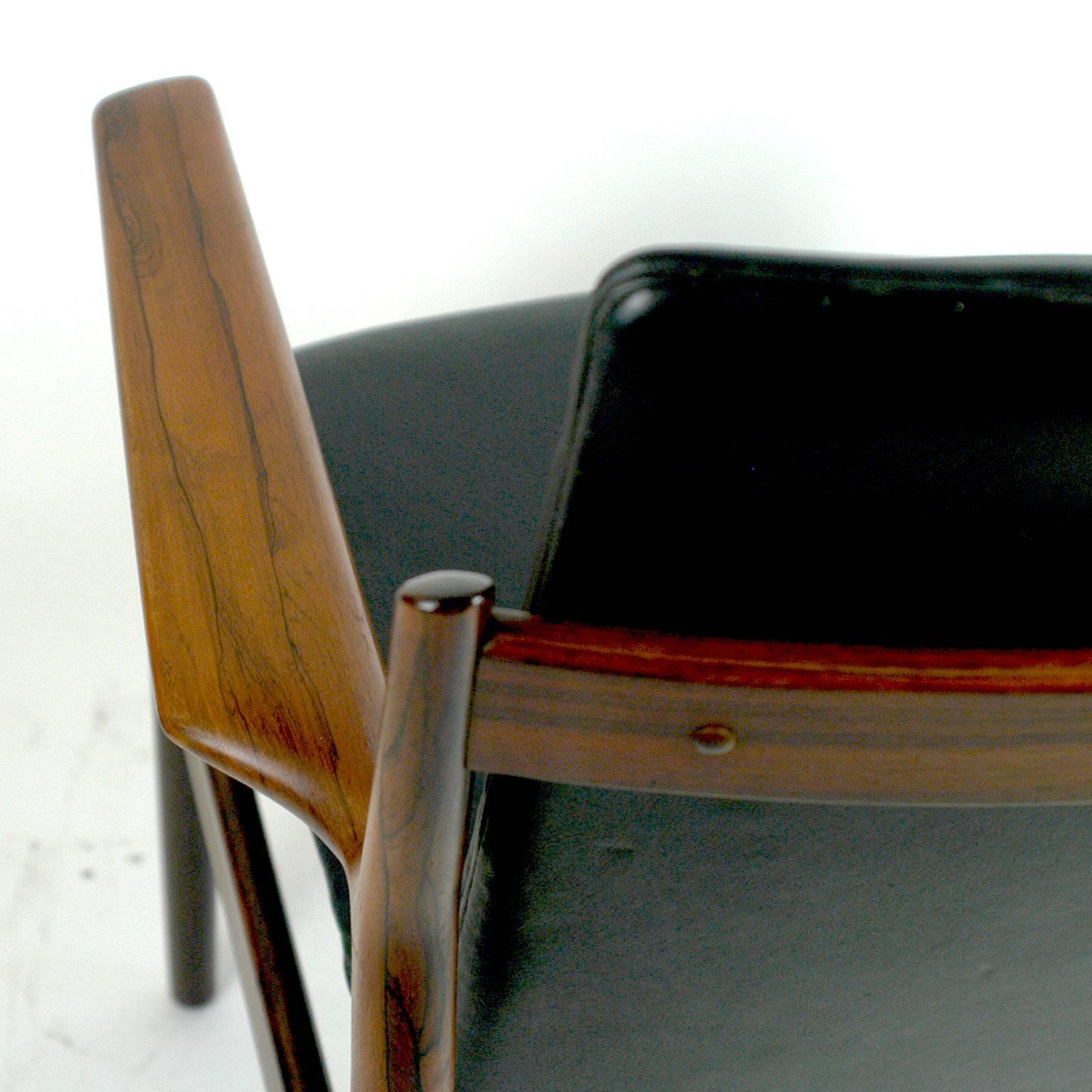 Skandinavischer Moderner Sessel aus Rosenholz und schwarzem Leder Mod. 431 von Arne Vodder 3