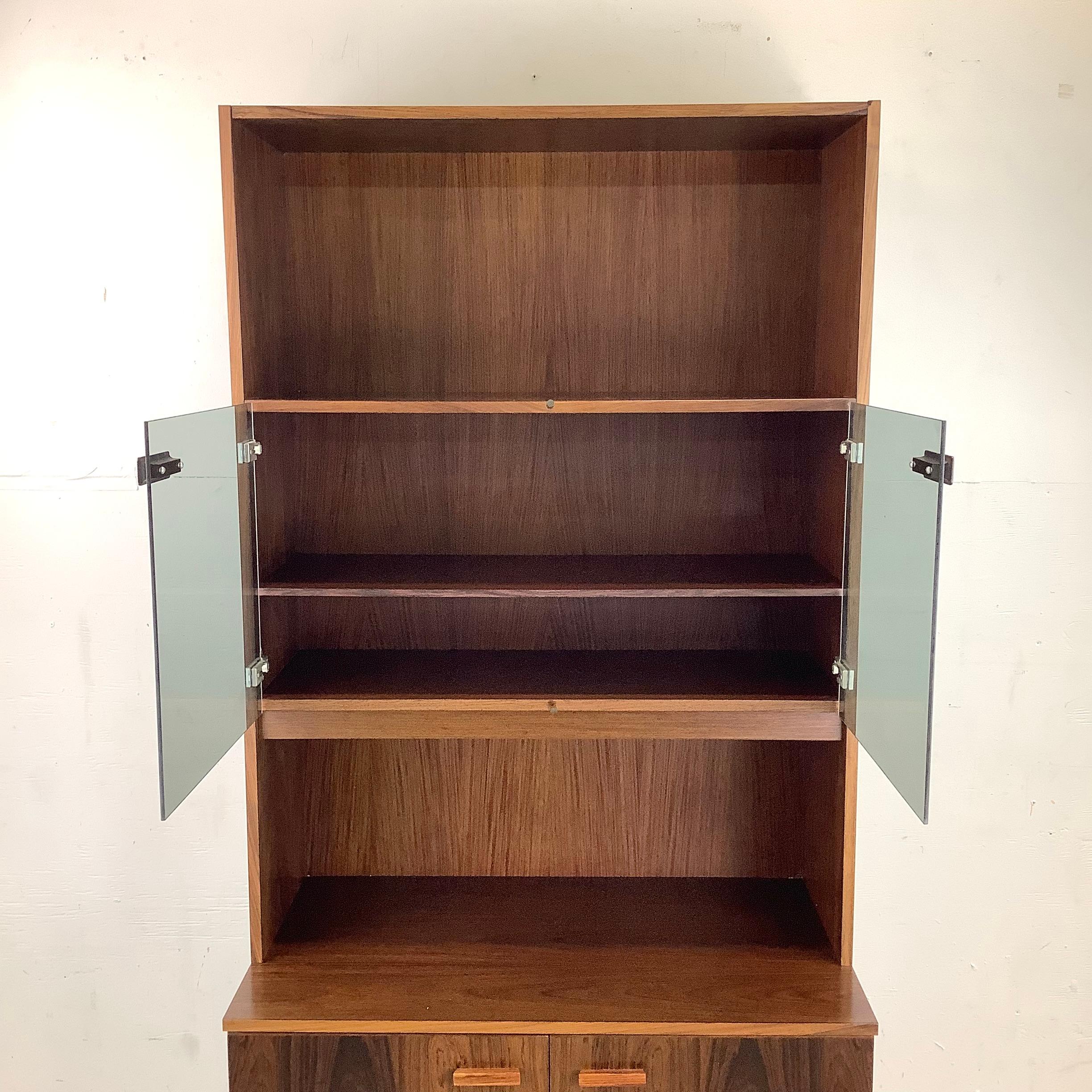 Scandinavian Modern Rosewood Bookshelf or Bar Cabinet In Good Condition For Sale In Trenton, NJ