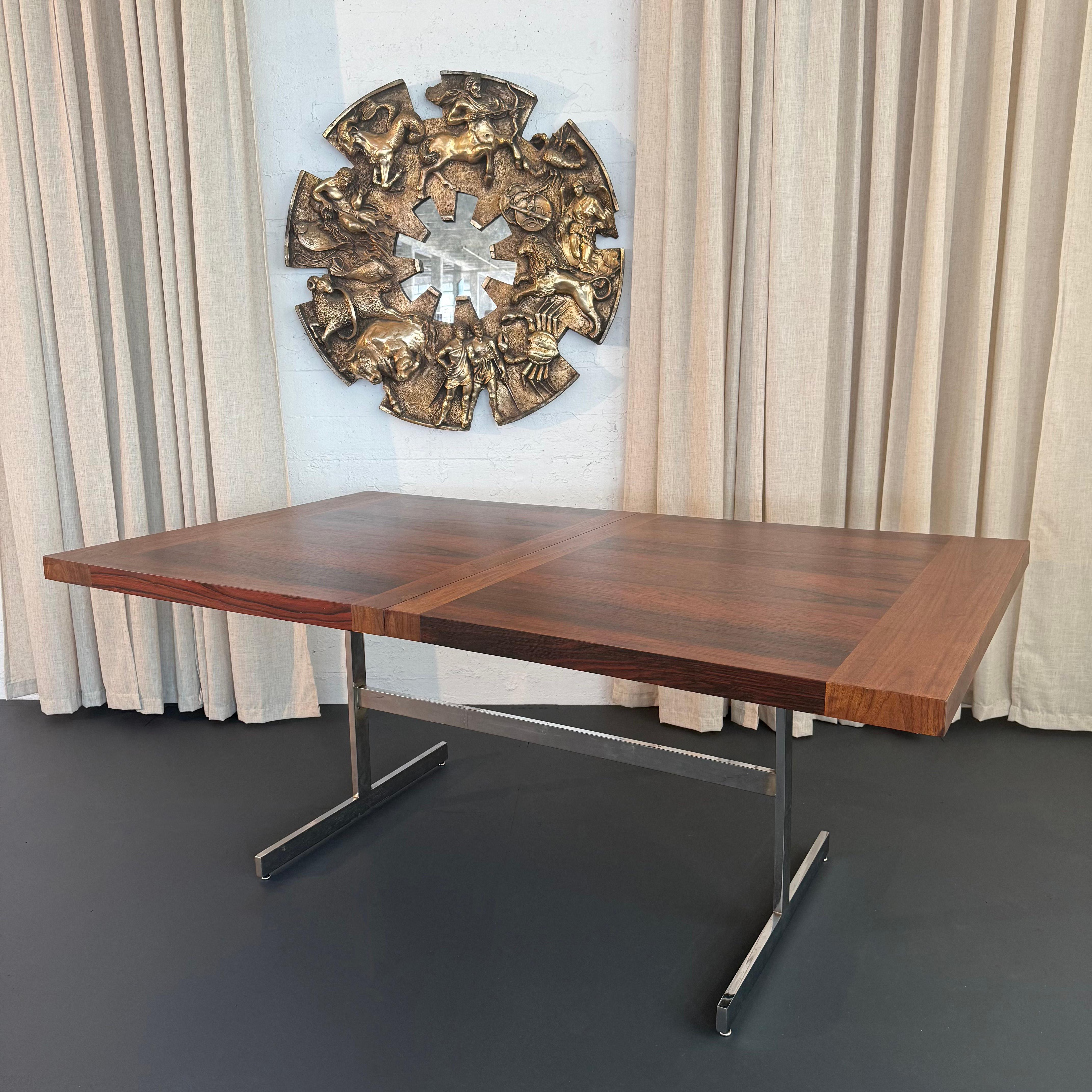 Cette élégante table de salle à manger à rallonge en bois de rose The Modern Scandinavian comporte un plateau en placage de bois de rose magnifiquement grainé, d'une épaisseur de 2 pouces, aux bords contrastés, reposant sur une base à tréteaux en