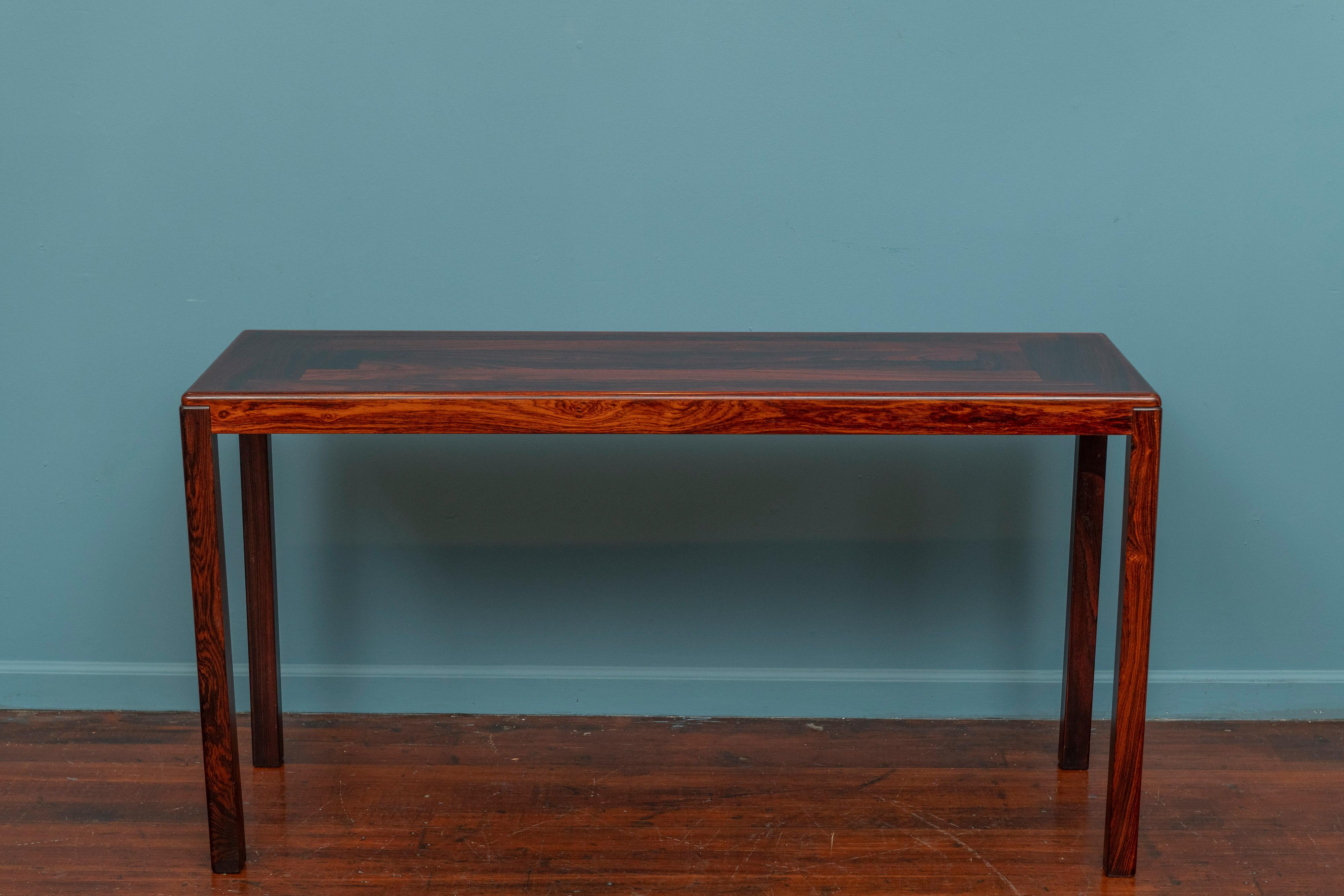 Scandinavian Modern console or sofa table by Vejle Stole Mobelfabrik, Denmark. High quality construction and materials create an elegant console table perfect for an entry way or hall way. Highly figured rosewood veneer throughout. In very good