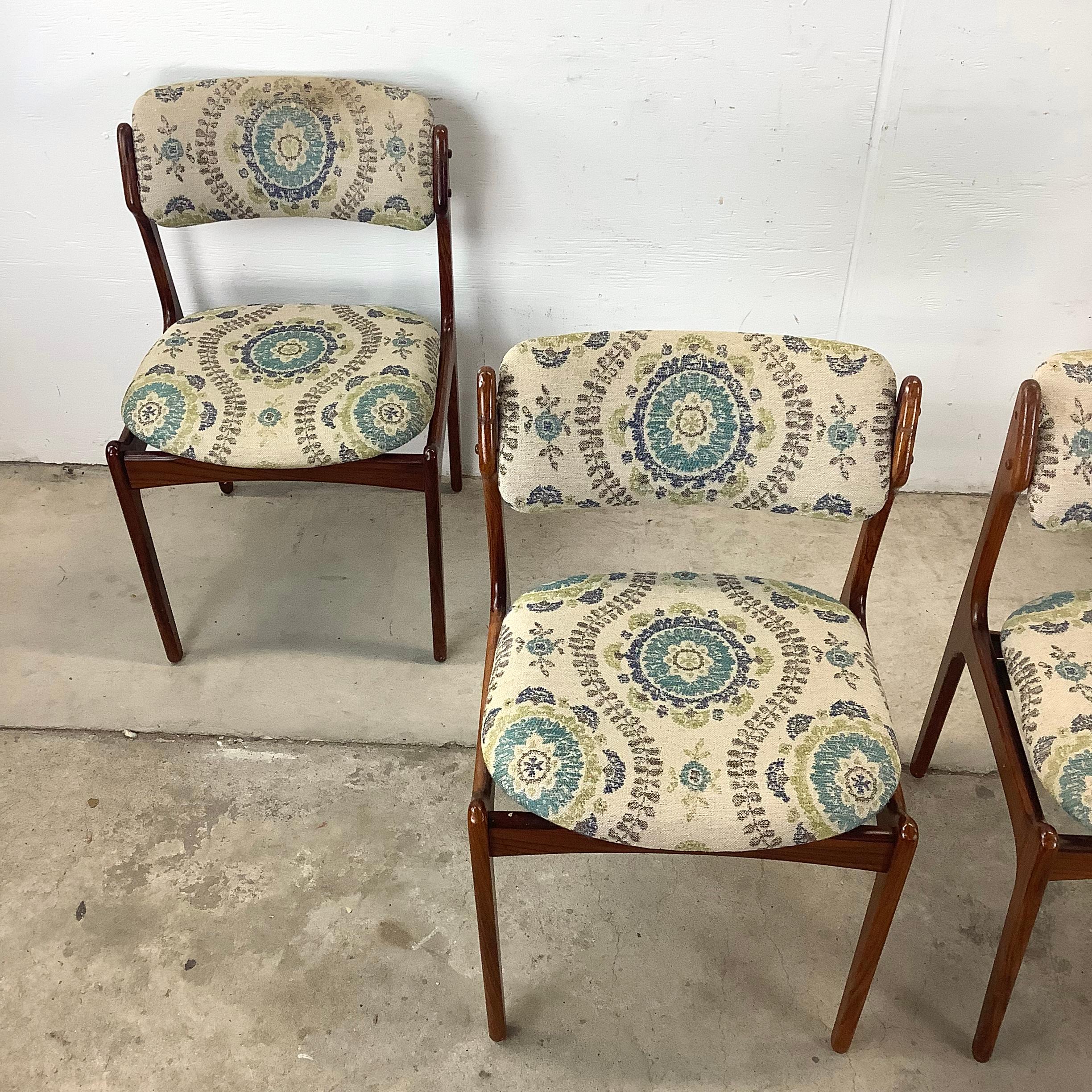 Elegante, scultoreo e innegabilmente sofisticato, questo set di quattro sedie da pranzo moderne danesi è attribuito al famoso designer Erik Buch. Con i loro schienali graziosamente curvati, le strutture finemente scolpite e l'eccezionale costruzione
