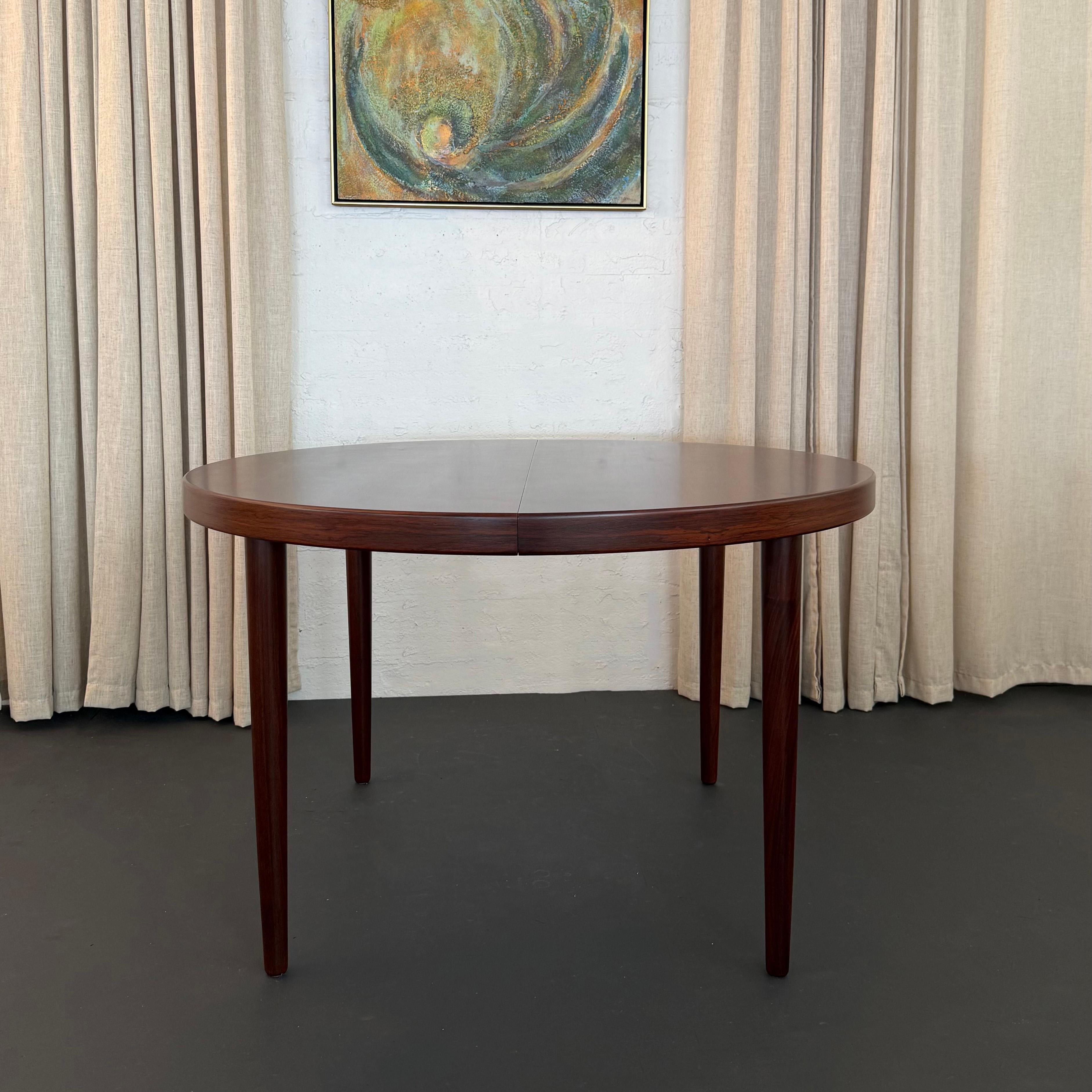 Scandinave moderne Table de salle à manger à rallonge en bois de rose The Modern Scandinavian Kai Kristiansen en vente
