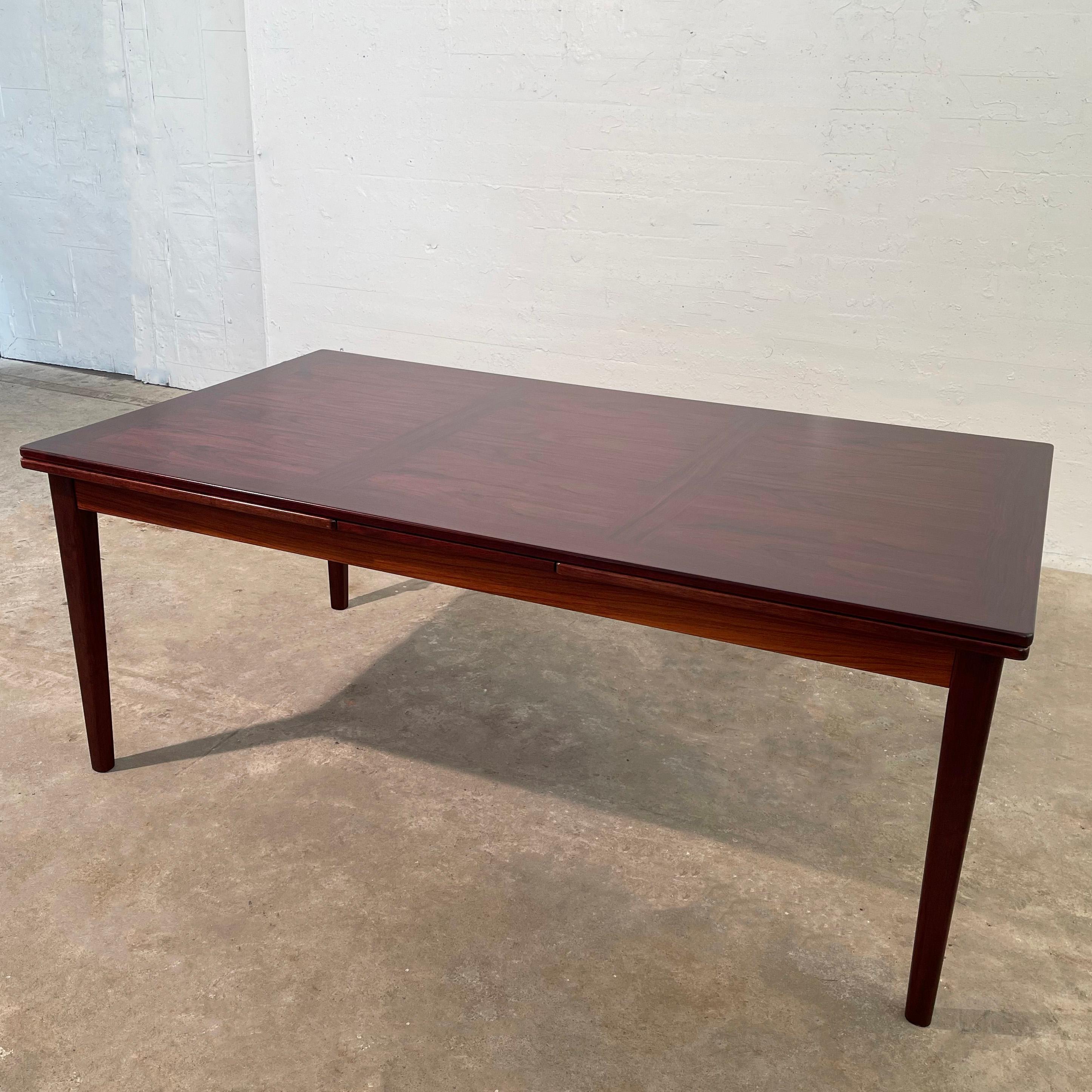 Scandinavian Modern Rosewood Extension Dining Table By Scovby Mobelfabrik In Good Condition For Sale In Brooklyn, NY