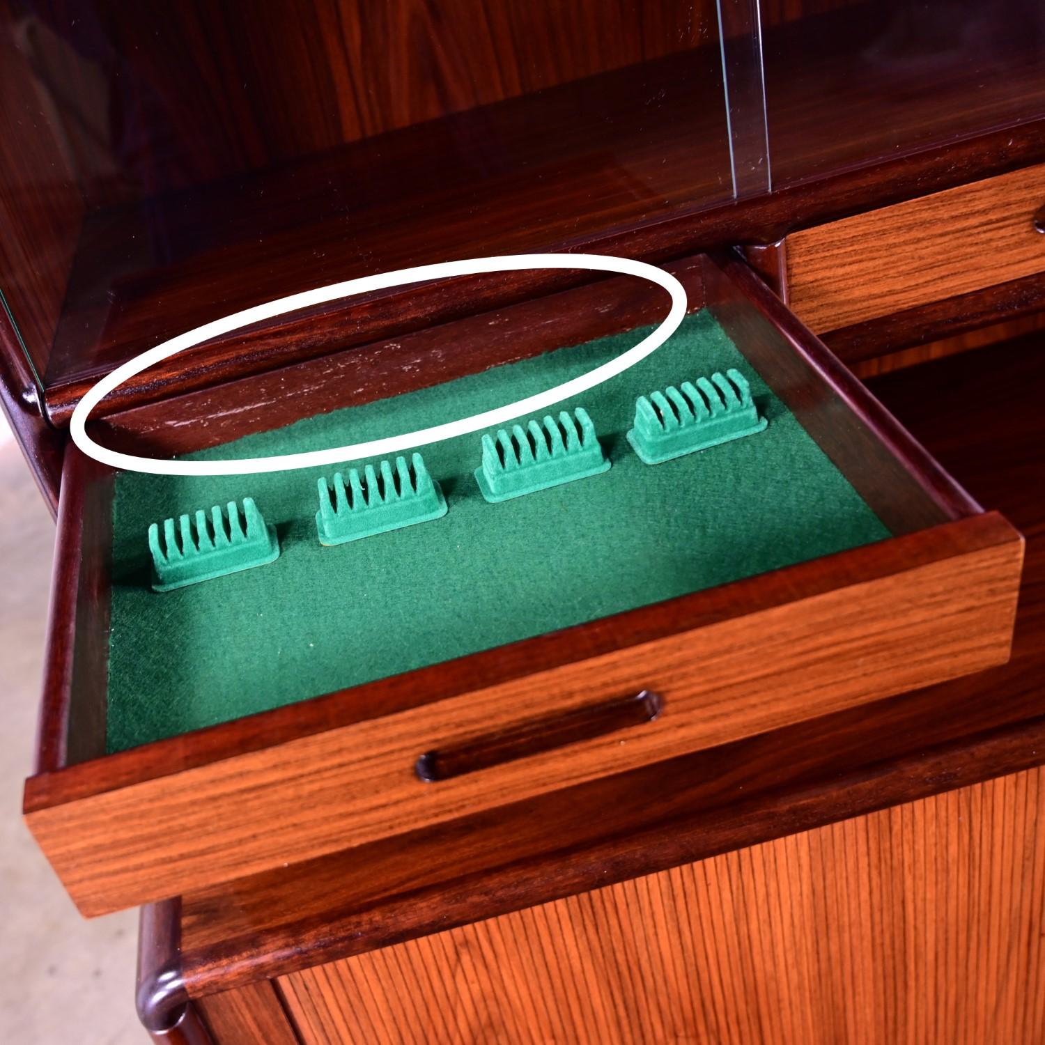 Scandinavian Modern Rosewood Lighted China Hutch Sideboard by Kibaek Mobelfabrik 12