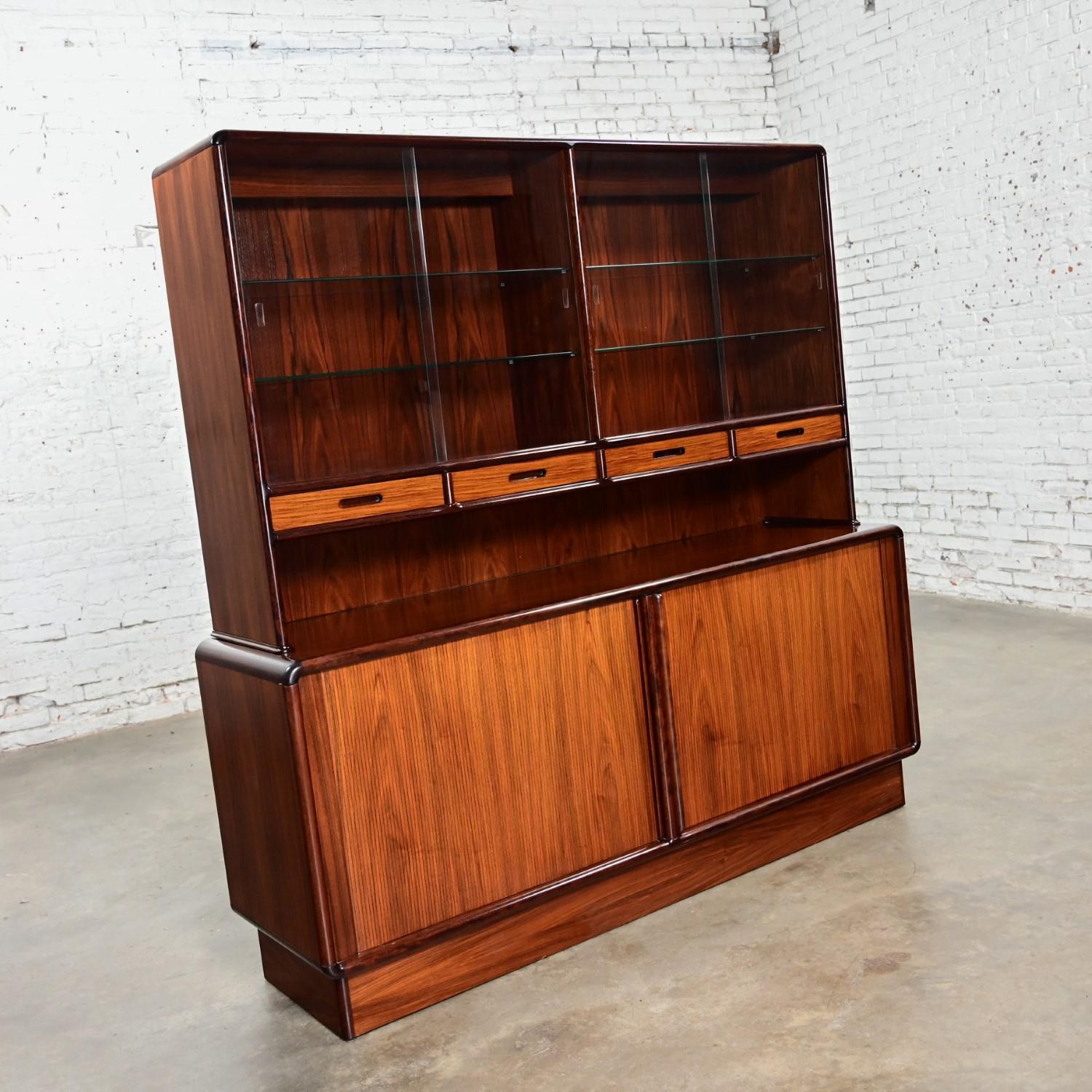 Scandinavian Modern Rosewood Lighted China Hutch Sideboard by Kibaek Mobelfabrik In Good Condition In Topeka, KS