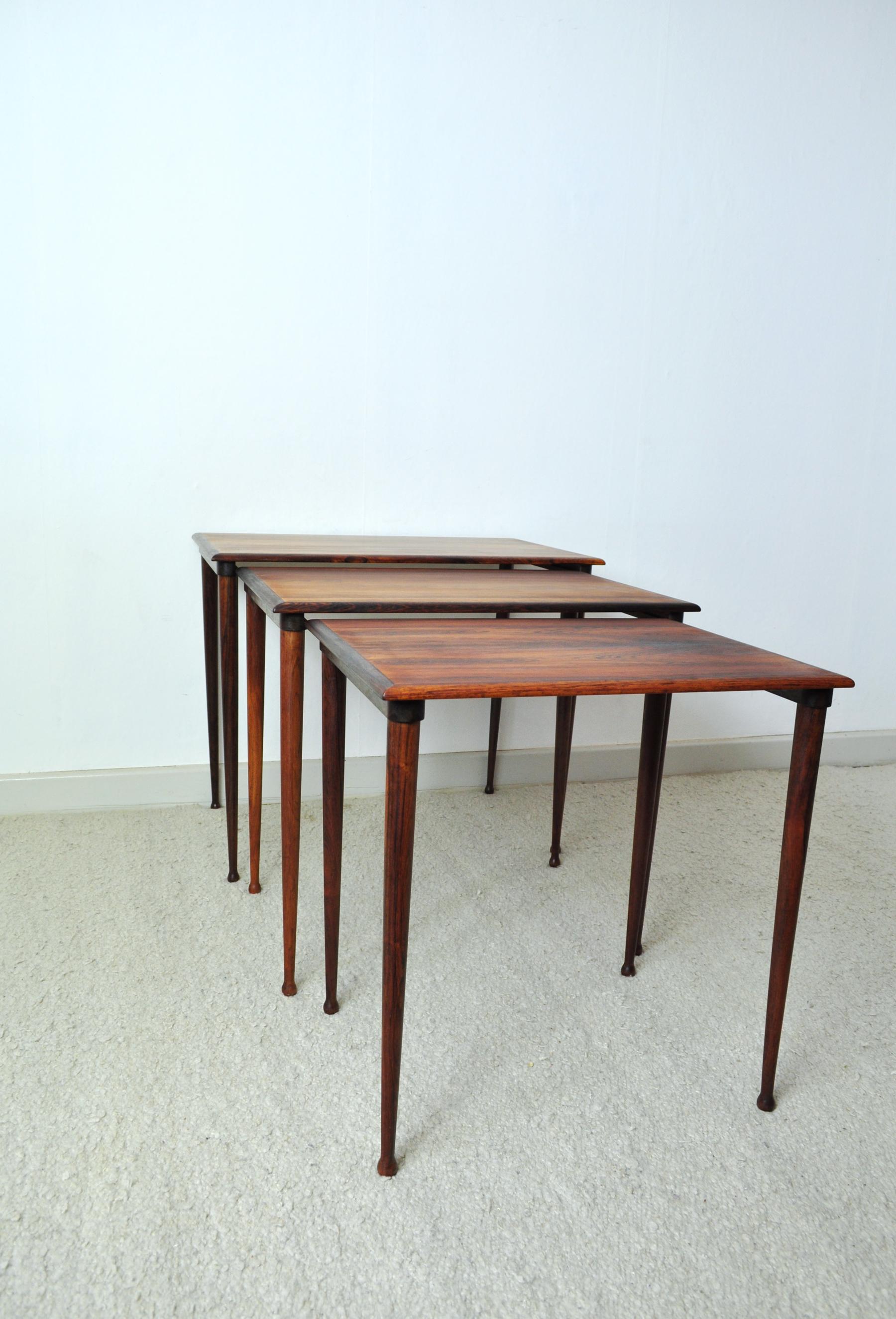 Scandinavian Modern Rosewood Nesting Tables with Drumstick Legs For Sale 4